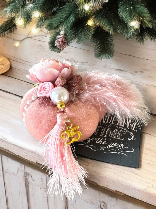 Γούρι 2026 Velvet Pumpkin Charm με πέρλες και φτερό – Χονδρική So Cute by Dimi