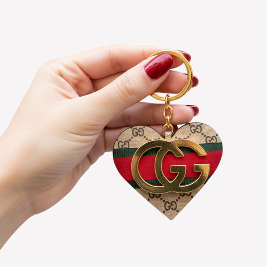 Ξύλινο μπρελόκ καρδιά με χαραγμένα σύμβολα & mirror GG – So Cute by Dimi Wholesale