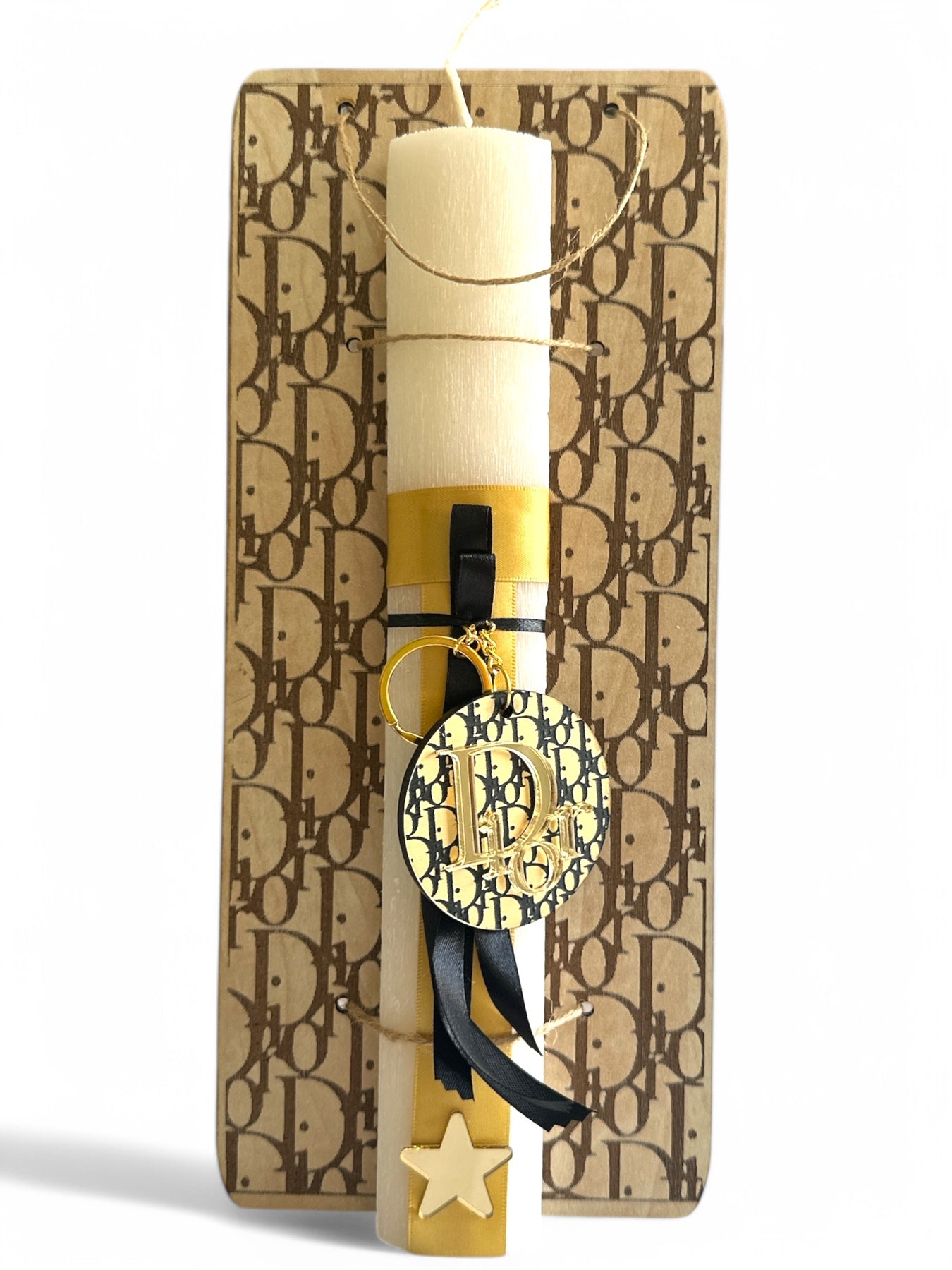 Luxury inspired πασχαλινή λαμπάδα με ξύλινο μπρελόκ και διακοσμητική πλάτη – So Cute by Dimi