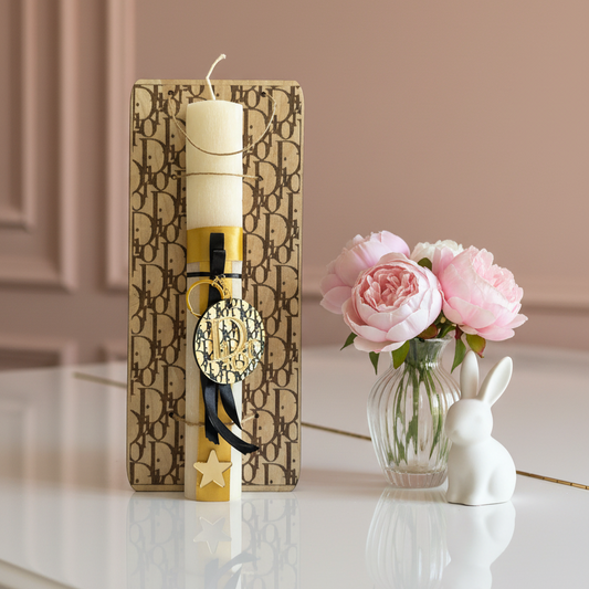 Luxury inspired πασχαλινή λαμπάδα με ξύλινο μπρελόκ και διακοσμητική πλάτη – So Cute by Dimi