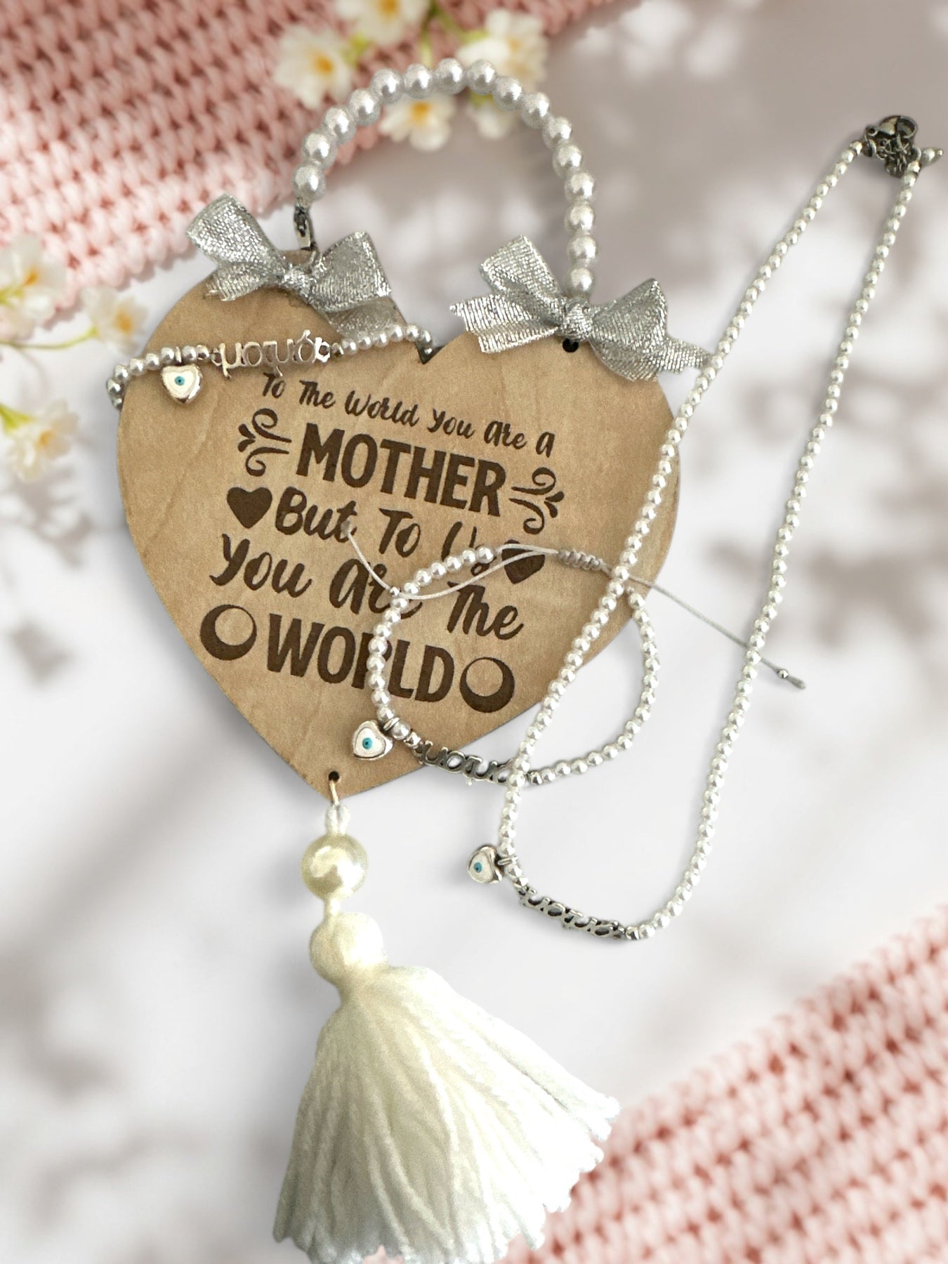 Κρεμαστή Ξύλινη Καρδιά με Βραχιόλι "Μαμά" – Χειροποίητο Διακοσμητικό, σε συσκευασία 2 τεμαχίων