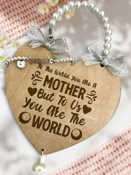 Κρεμαστή Ξύλινη Καρδιά με Βραχιόλι "Μαμά" – Χειροποίητο Διακοσμητικό, σε συσκευασία 2 τεμαχίων