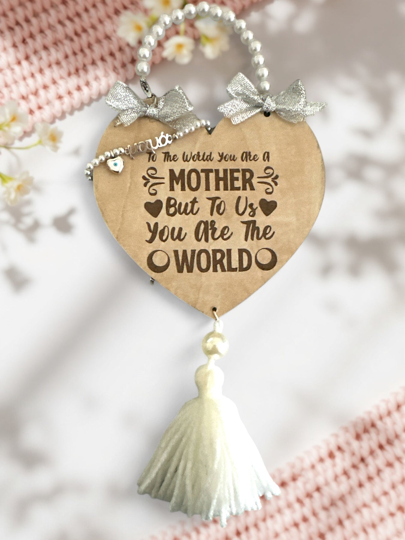 Κρεμαστή Ξύλινη Καρδιά με Βραχιόλι "Μαμά" – Χειροποίητο Διακοσμητικό, σε συσκευασία 2 τεμαχίων