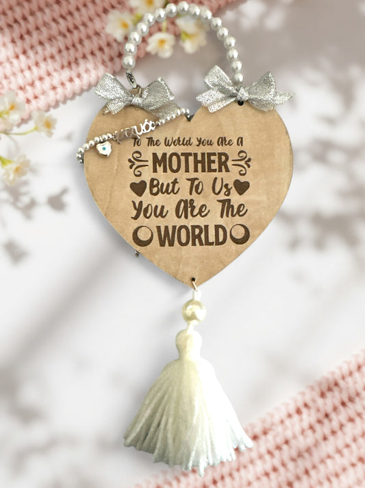 Κρεμαστή Ξύλινη Καρδιά με Βραχιόλι "Μαμά" – Χειροποίητο Διακοσμητικό, σε συσκευασία 2 τεμαχίων