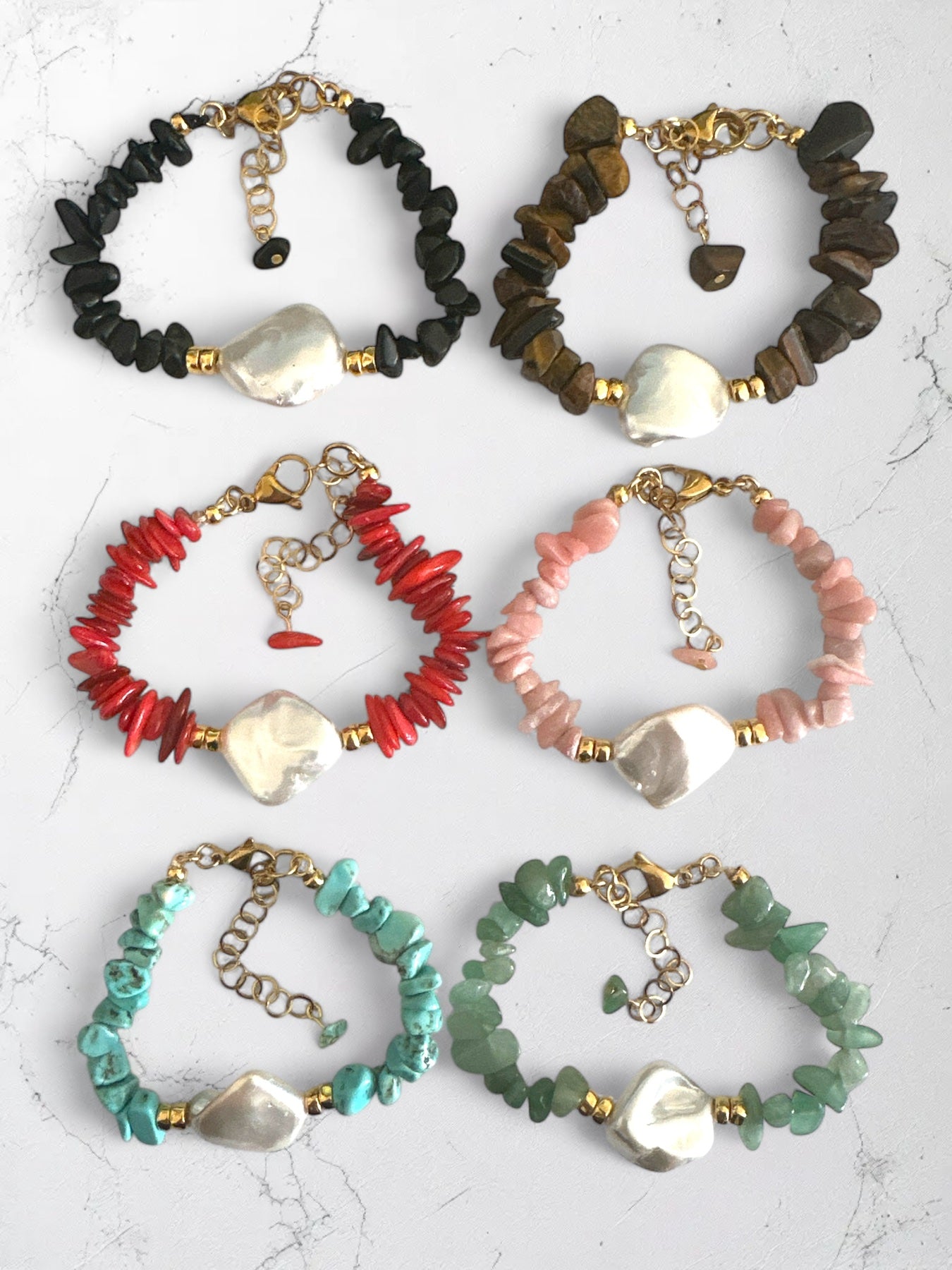 Χειροποίητο βραχιόλι με φυσικές πολύχρωμες πέτρες και λευκή πέρλα – So Cute by Dimi