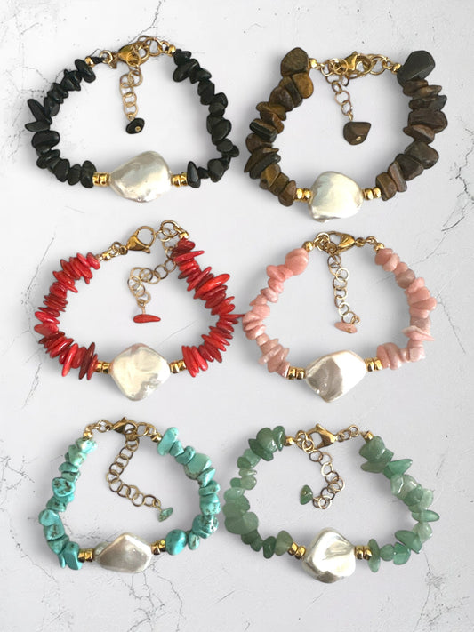 Χειροποίητο βραχιόλι με φυσικές πολύχρωμες πέτρες και λευκή πέρλα – So Cute by Dimi