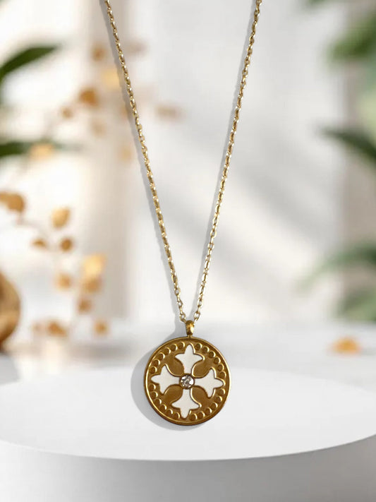 ⚡🚚 Solstice Cross – Κολιέ με σταυρό & σμάλτο σε στρογγυλό μενταγιόν