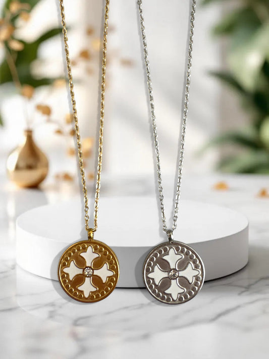 ⚡🚚 Solstice Cross – Κολιέ με σταυρό & σμάλτο σε στρογγυλό μενταγιόν