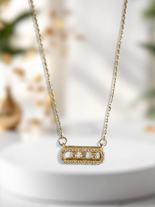 ⚡🚚 Trinity Spark – Κολιέ με τρεις πέτρες & ορθογώνιο charm