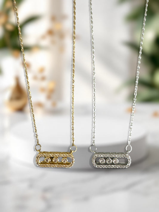 ⚡🚚 Trinity Spark – Κολιέ με τρεις πέτρες & ορθογώνιο charm