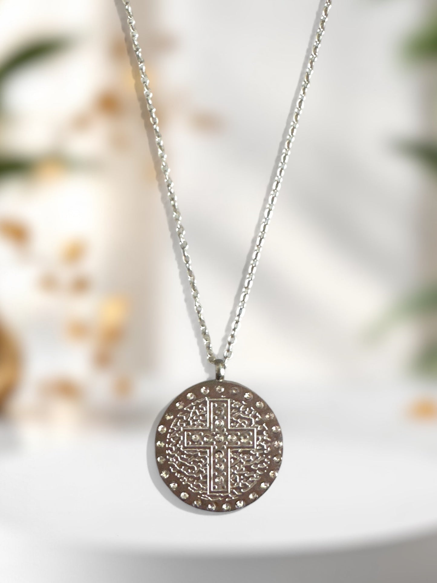 Divine Glow – Κολιέ με σταυρό & στρας σε κυκλικό μενταγιόν - So Cute by Dimi