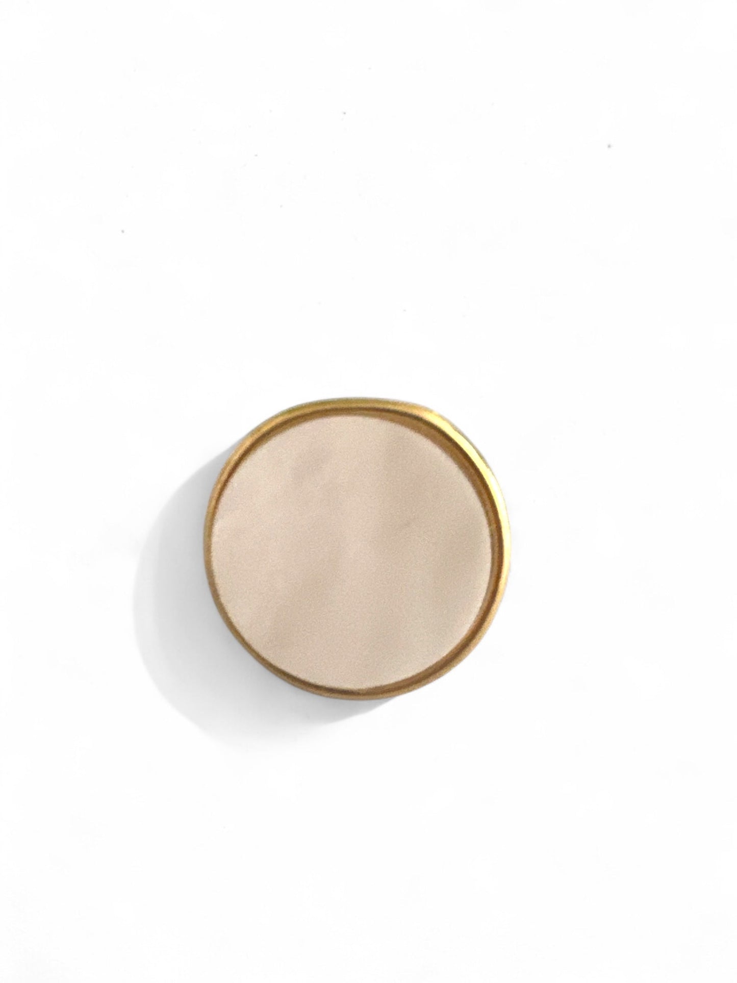 Ατσάλινο δαχτυλίδι σε χρυσό με mother of pearl κυκλικό στοιχείο, σε λευκό φόντο.