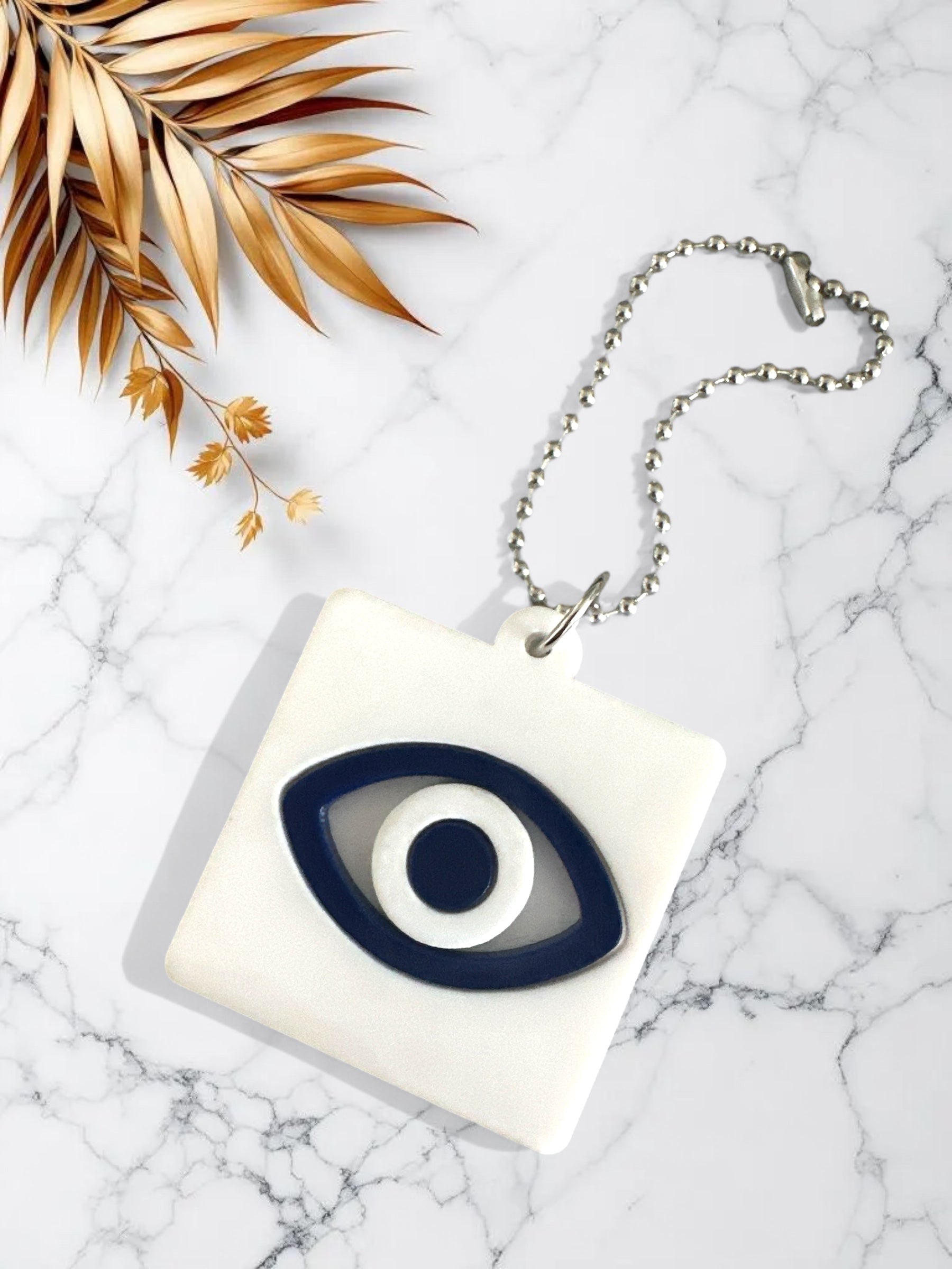 Γούρι αυτοκινήτου σε τετράγωνο σχήμα με μάτι σε λευκό και navy blue πλέξιγκλας και μεταλλική αλυσίδα