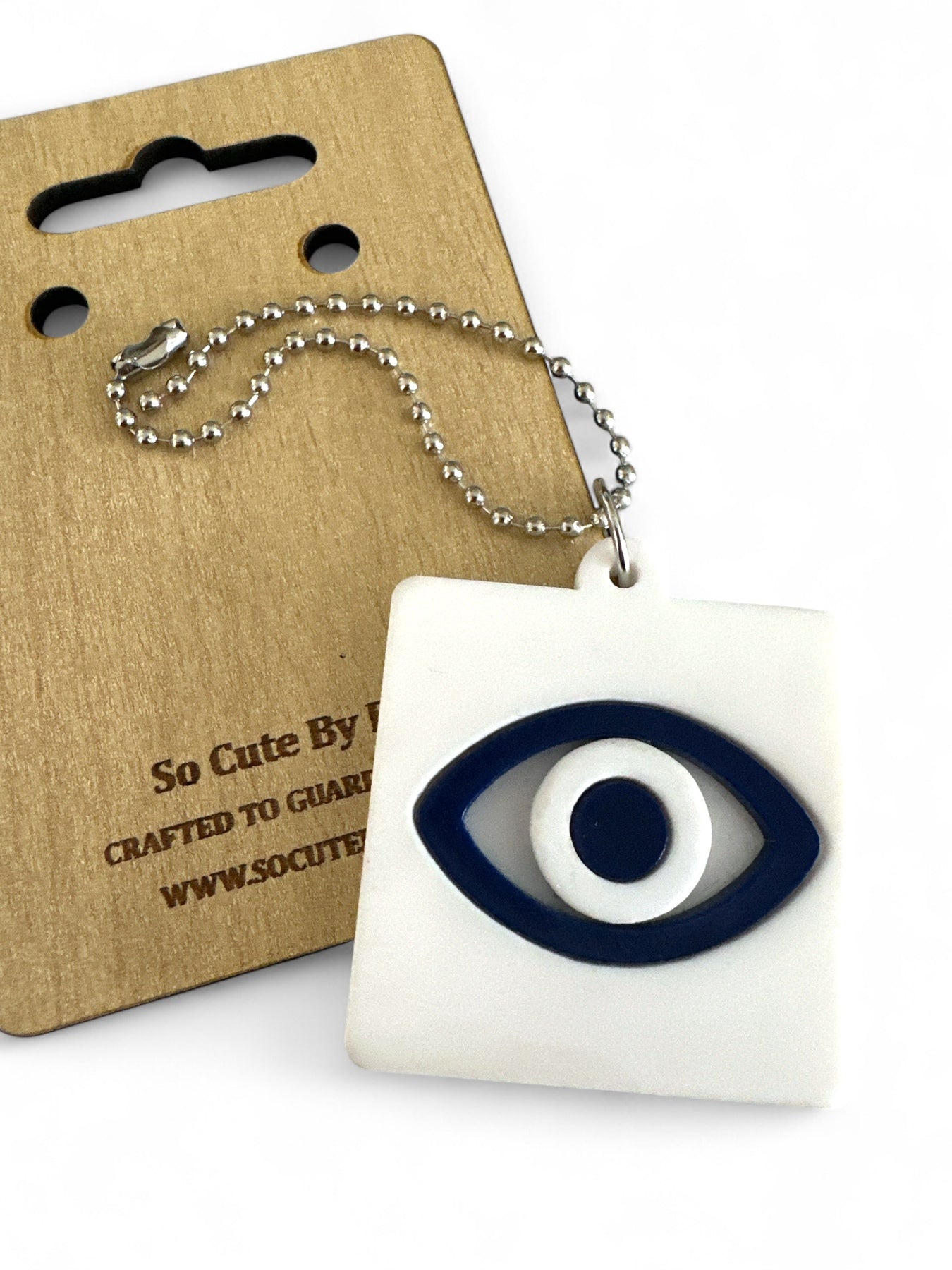 Γούρι αυτοκινήτου σε τετράγωνο σχήμα με μάτι σε λευκό και navy blue πλέξιγκλας και μεταλλική αλυσίδα