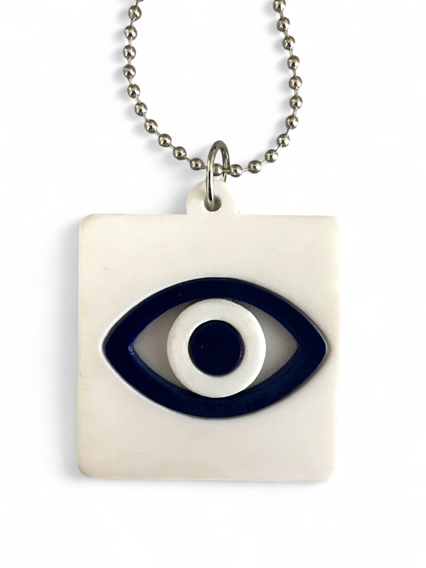 Γούρι αυτοκινήτου σε τετράγωνο σχήμα με μάτι σε λευκό και navy blue πλέξιγκλας και μεταλλική αλυσίδα