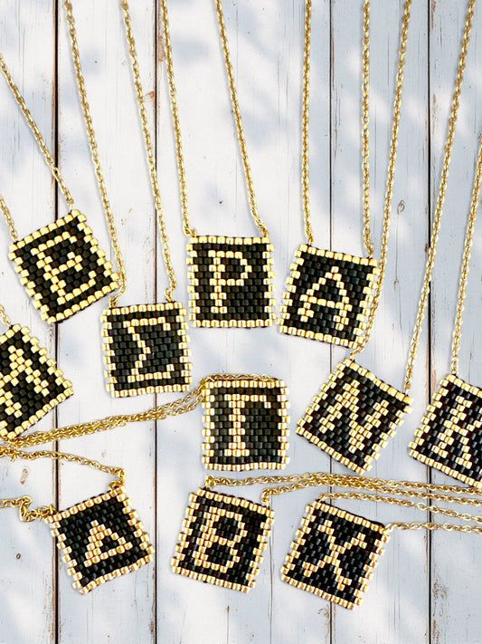 Ατσάλινα κολιέ με χρυσή αλυσίδα και χειροποίητο μενταγιόν γράμμα από Miyuki χάντρες σε μαύρο και χρυσό.