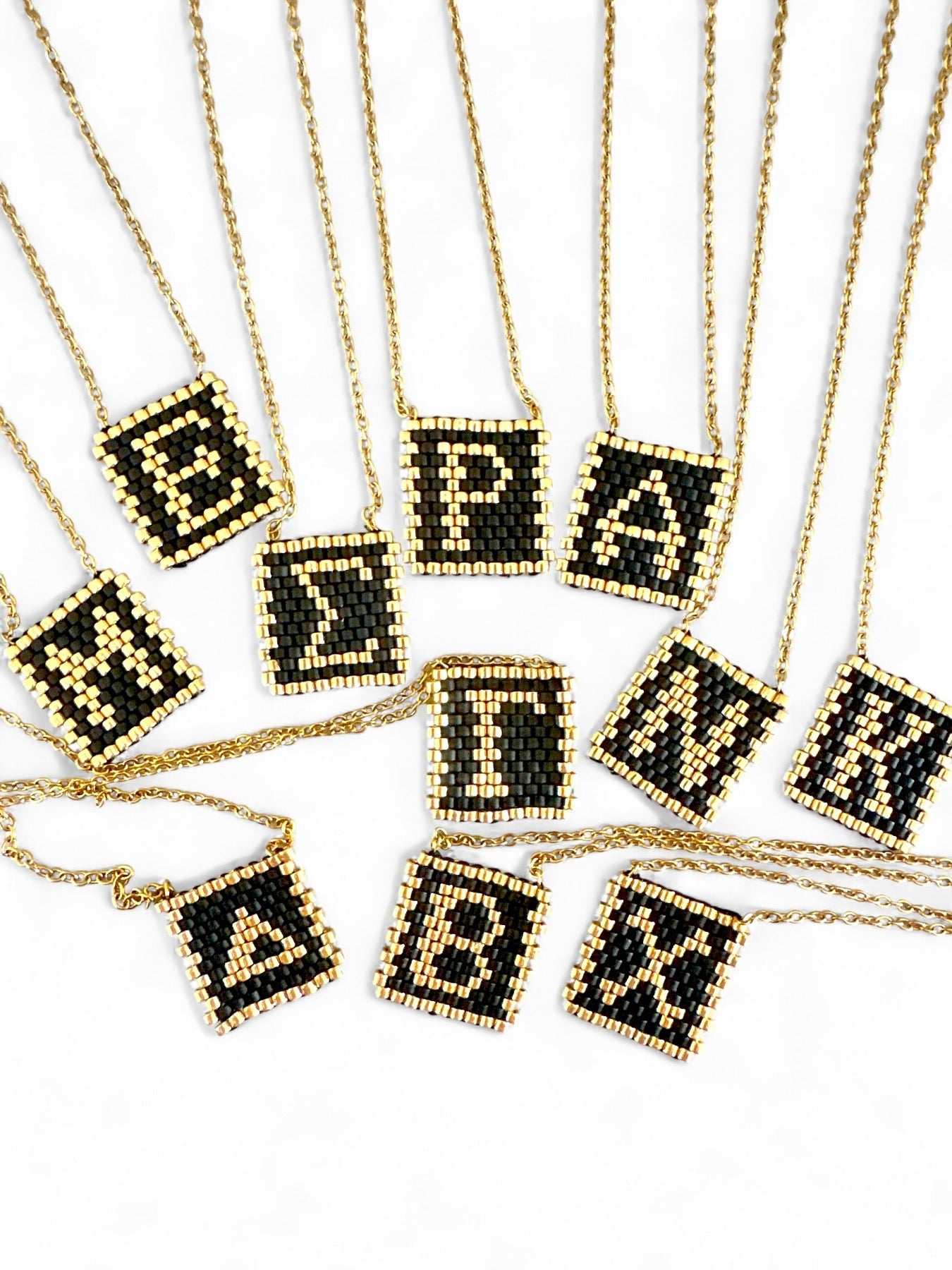 Ατσάλινα κολιέ με χρυσή αλυσίδα και χειροποίητο μενταγιόν γράμμα από Miyuki χάντρες σε μαύρο και χρυσό.