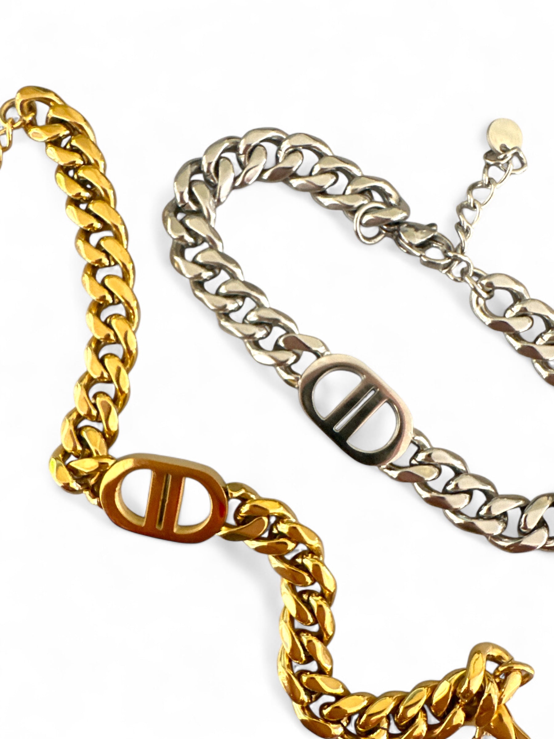 Δύο chunky βραχιόλια από ανοξείδωτο ατσάλι, το ένα σε χρυσό και το άλλο σε ασημί, με μοτίφ CD στο κέντρο