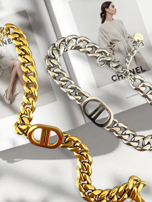 Δύο chunky βραχιόλια από ανοξείδωτο ατσάλι, το ένα σε χρυσό και το άλλο σε ασημί, με μοτίφ CD στο κέντρο