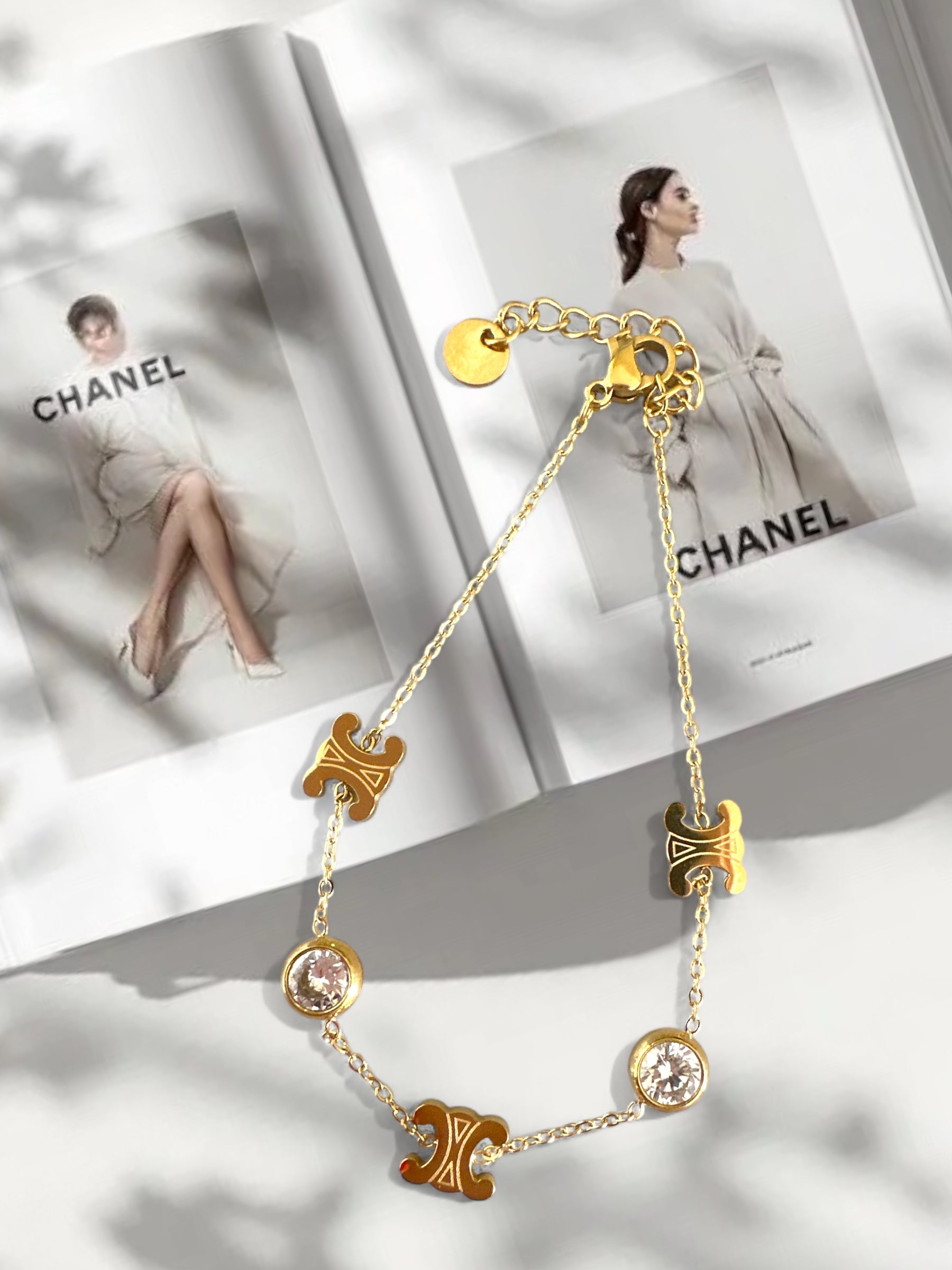 Ατσάλινο χρυσό βραχιόλι με λογότυπο “διπλό C” και δύο λευκά ζιργκόν σε λεπτή αλυσίδα