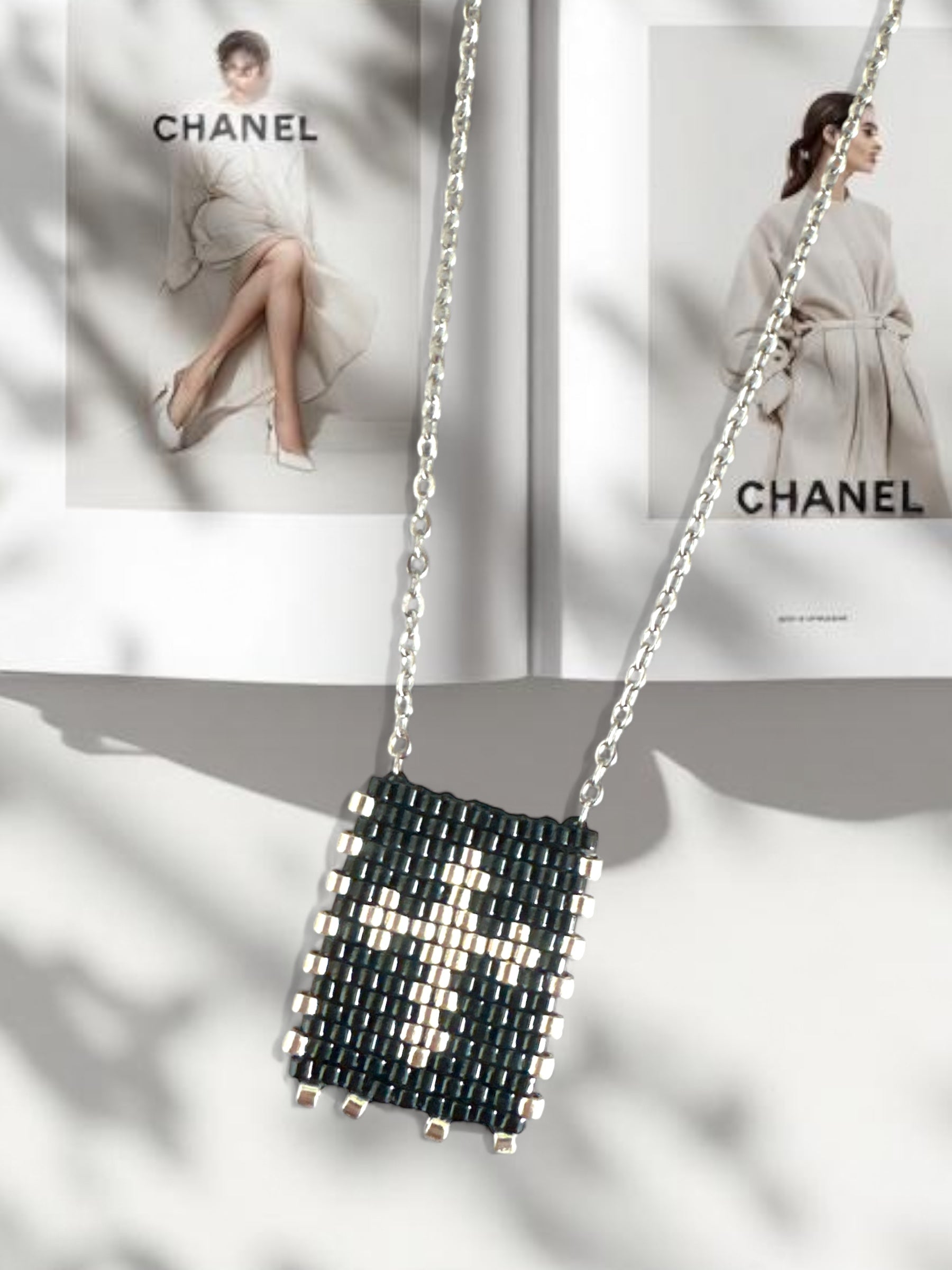 Ατσάλινα κολιέ με μαύρο μοτίφ από χάντρες Miyuki και σχέδιο σταυρού, σε χρυσό και ασημί