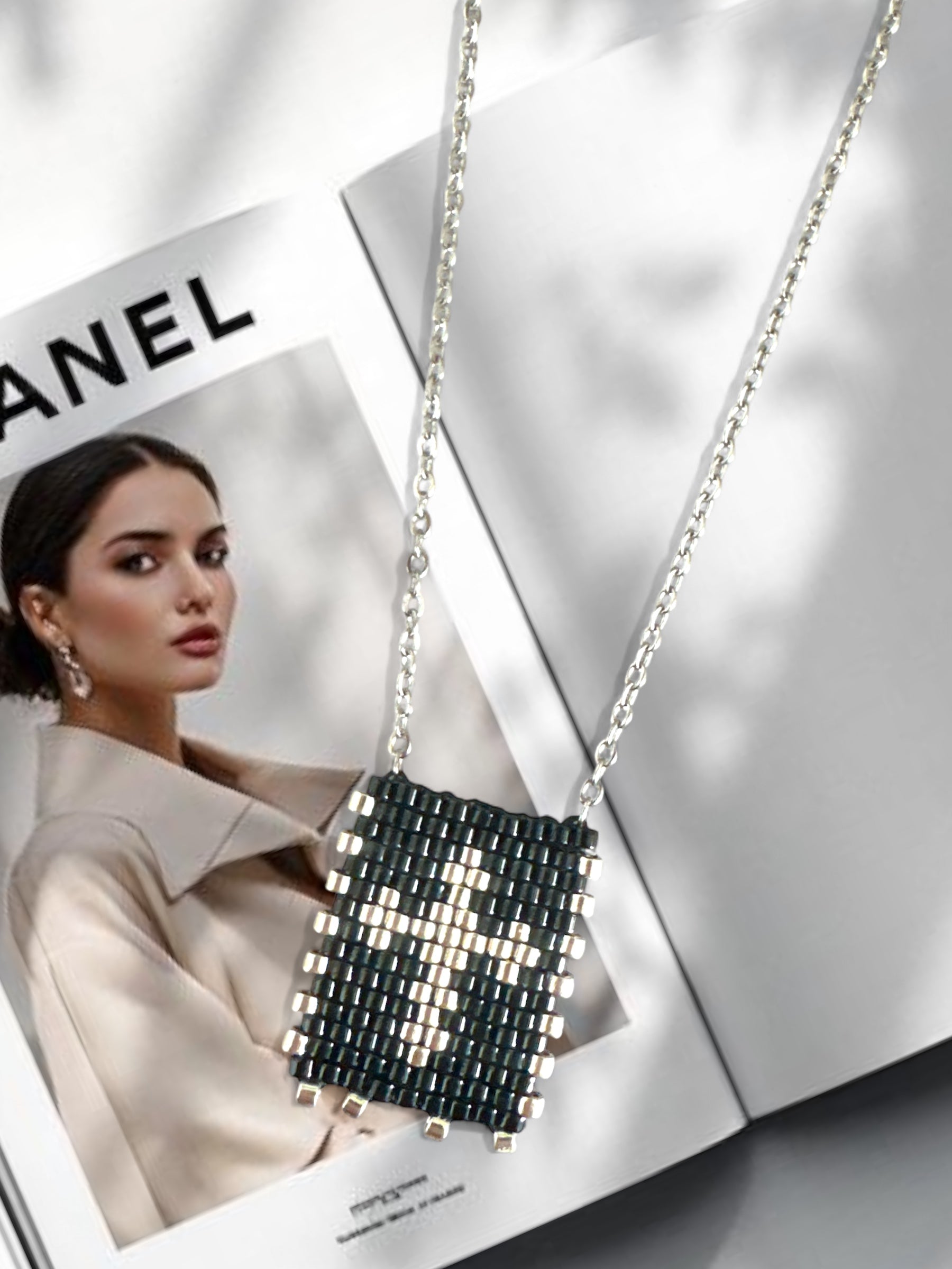 Ατσάλινα κολιέ με μαύρο μοτίφ από χάντρες Miyuki και σχέδιο σταυρού, σε χρυσό και ασημί