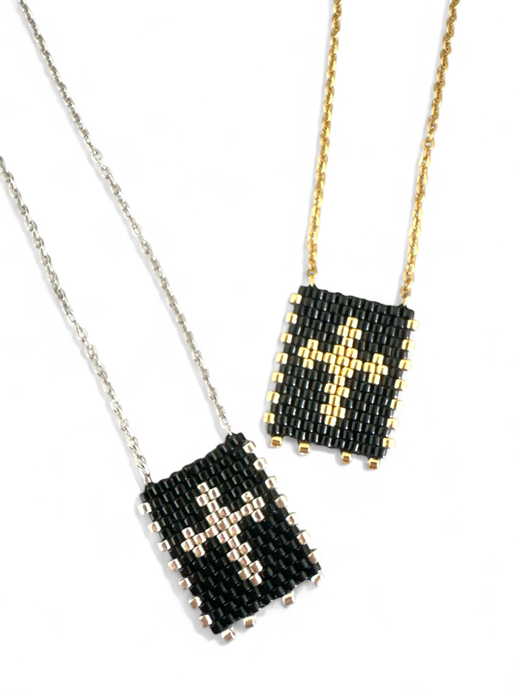 Ατσάλινα κολιέ με μαύρο μοτίφ από χάντρες Miyuki και σχέδιο σταυρού, σε χρυσό και ασημί