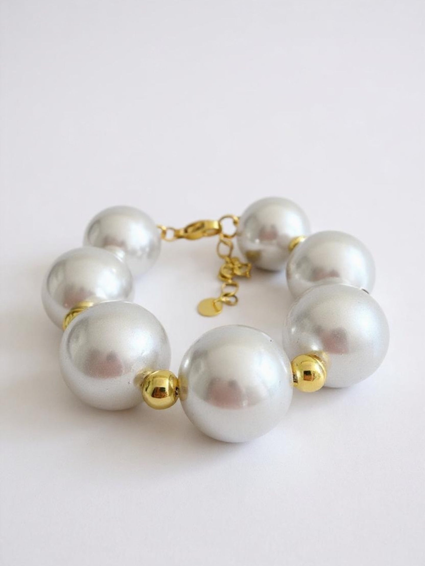 Χειροποίητο βραχιόλι με υπερμεγέθεις πέρλες και χρυσά μεταλλικά στοιχεία – So Cute by Dimi