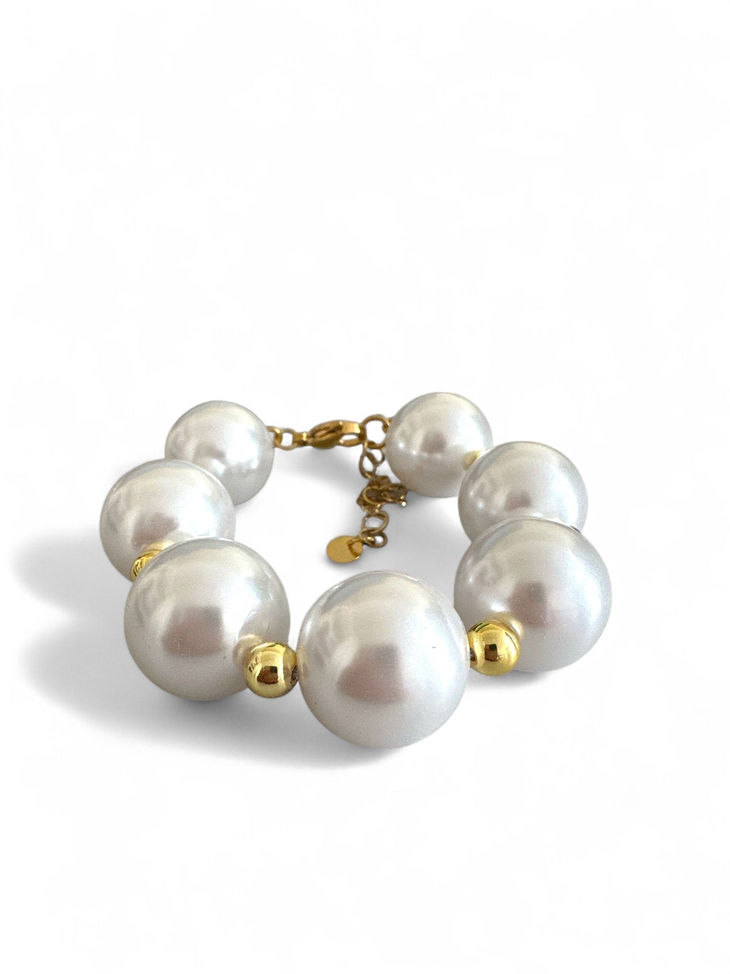 Χειροποίητο βραχιόλι με υπερμεγέθεις πέρλες και χρυσά μεταλλικά στοιχεία – So Cute by Dimi