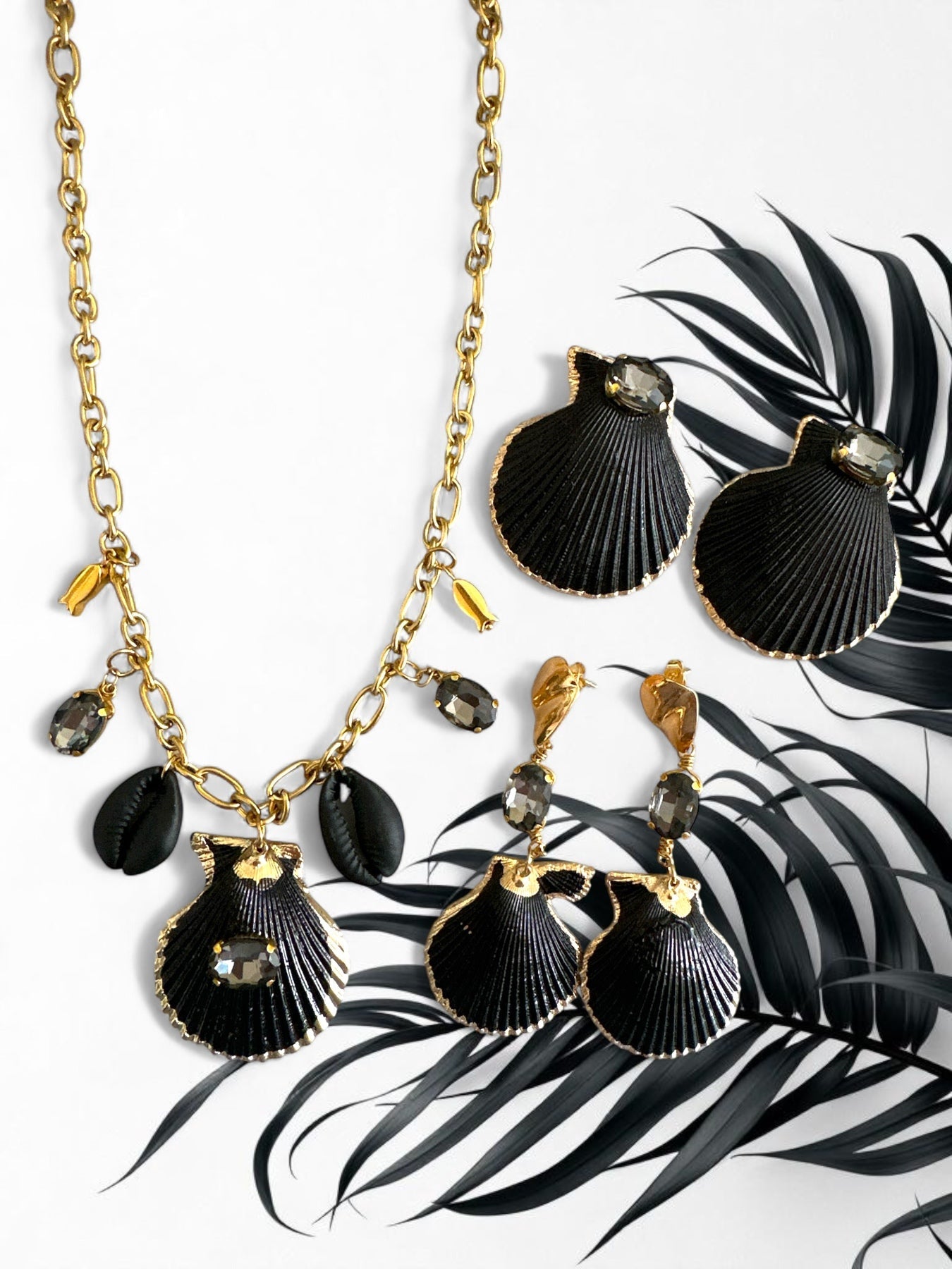 🖤 Σκουλαρίκια Black Shell Studs με Φυσικά Κοχύλια & Κρύσταλλα