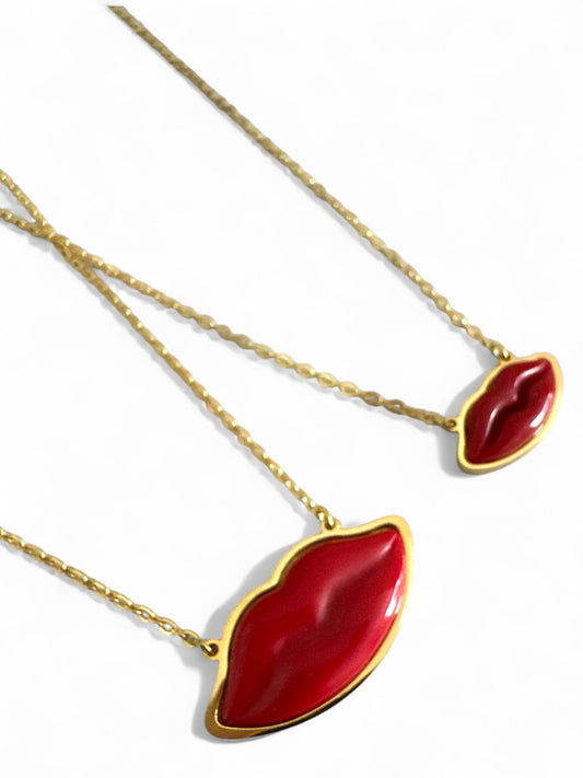Κολιέ από ατσάλι με κόκκινο μοτίφ σε σχήμα χειλιών – δύο μεγέθη