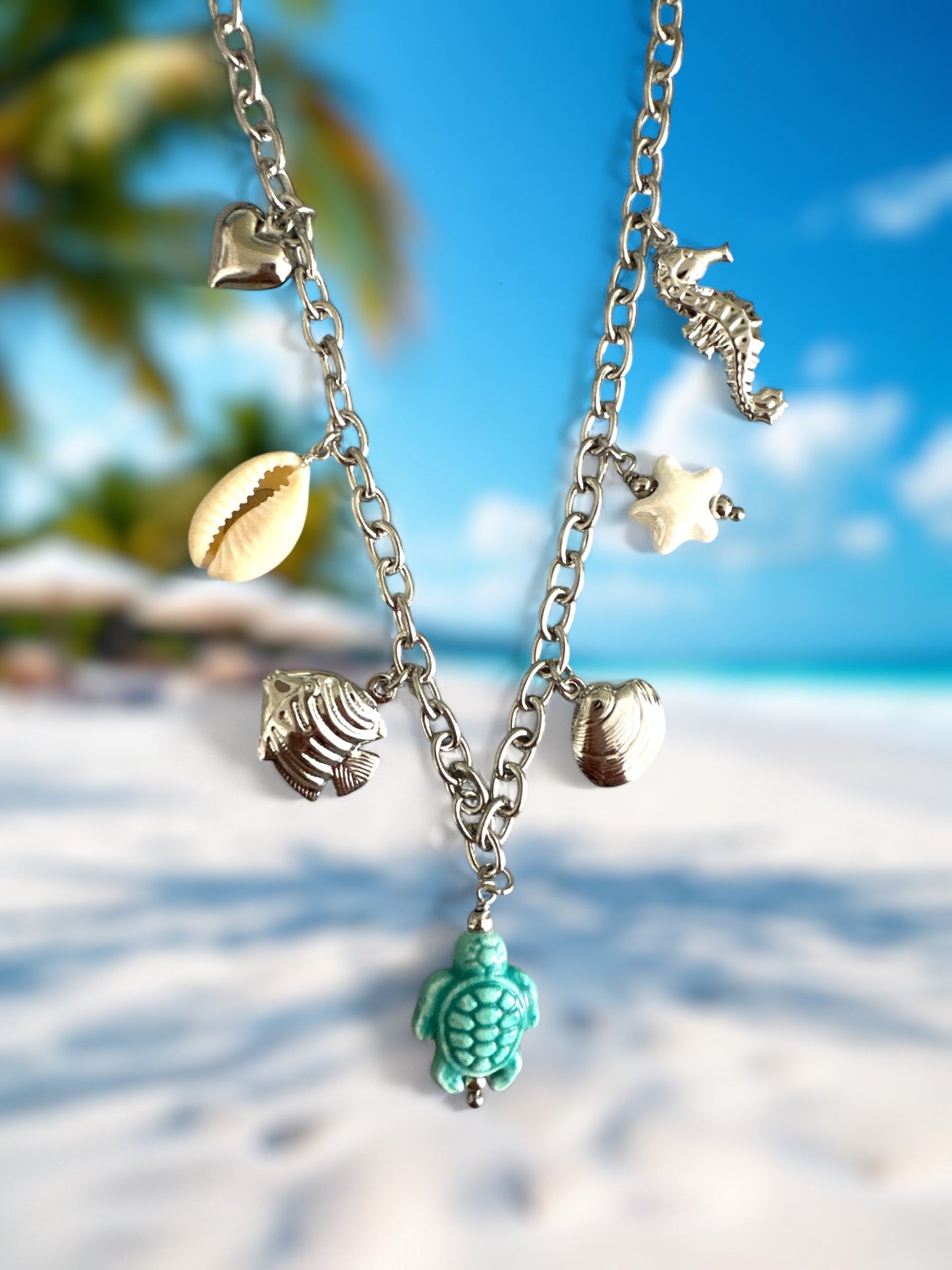 Κολιέ “Ocean Charms” – Ατσάλινο με Θαλασσινά Κρεμαστά & Χελώνα