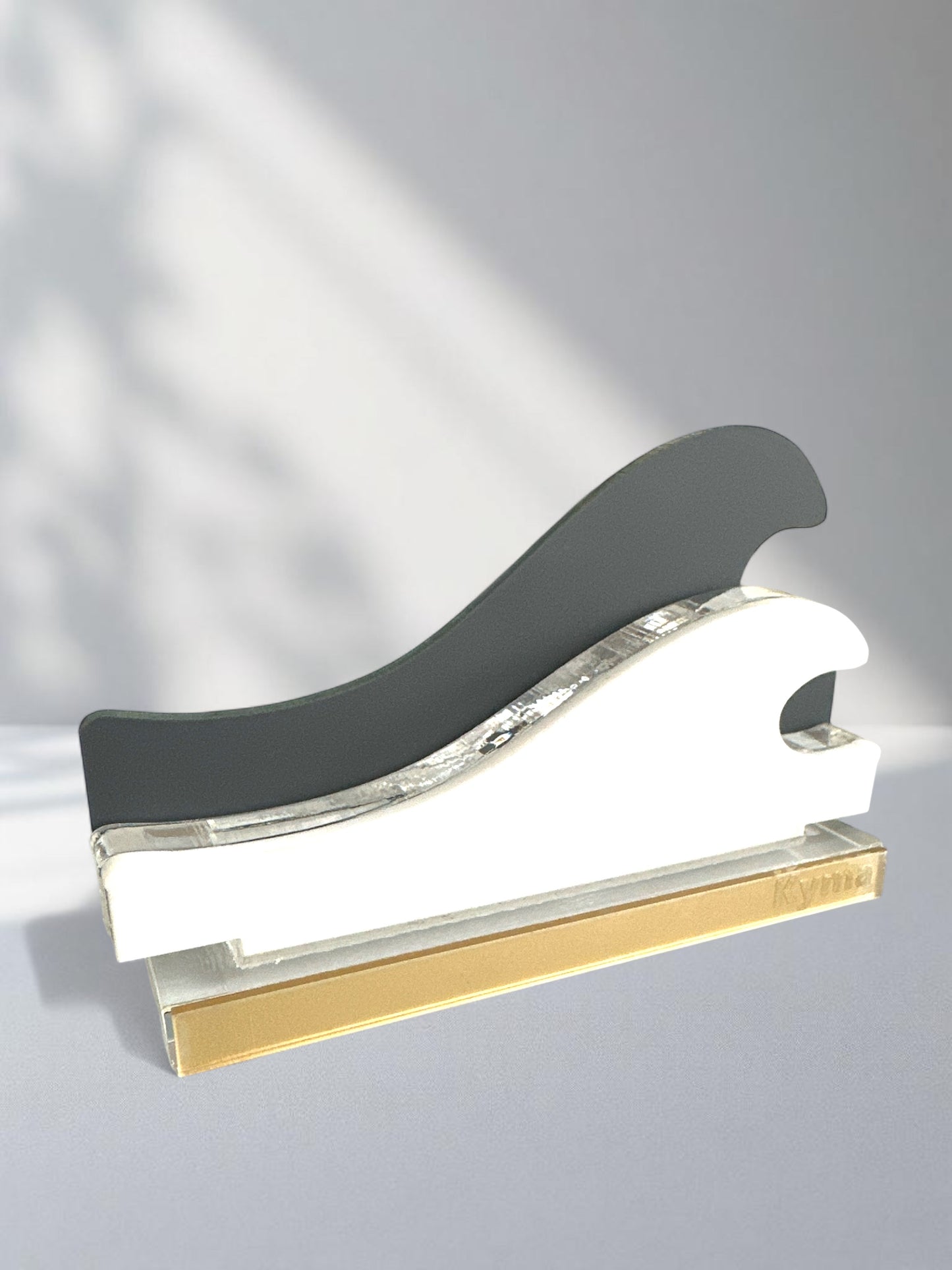 Σύγχρονο γούρι κύμα από layered plexiglass σε λευκό, διάφανο και γκρι – design αντικείμενο με χρυσή βάση