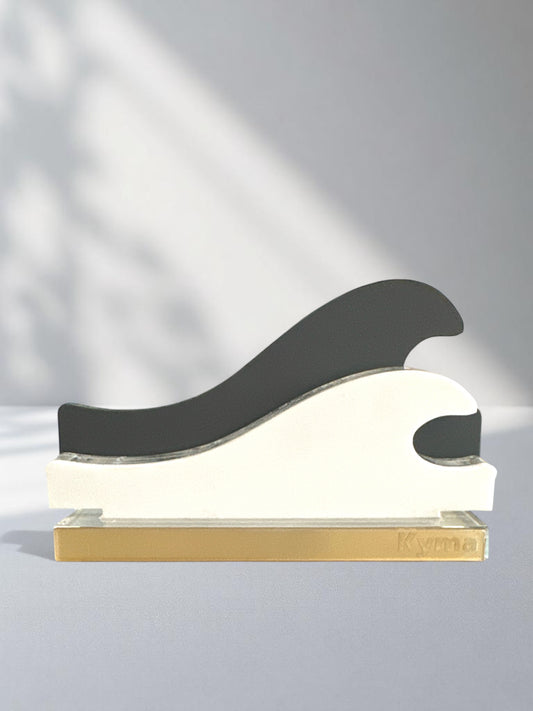 Σύγχρονο γούρι κύμα από layered plexiglass σε λευκό, διάφανο και γκρι – design αντικείμενο με χρυσή βάση