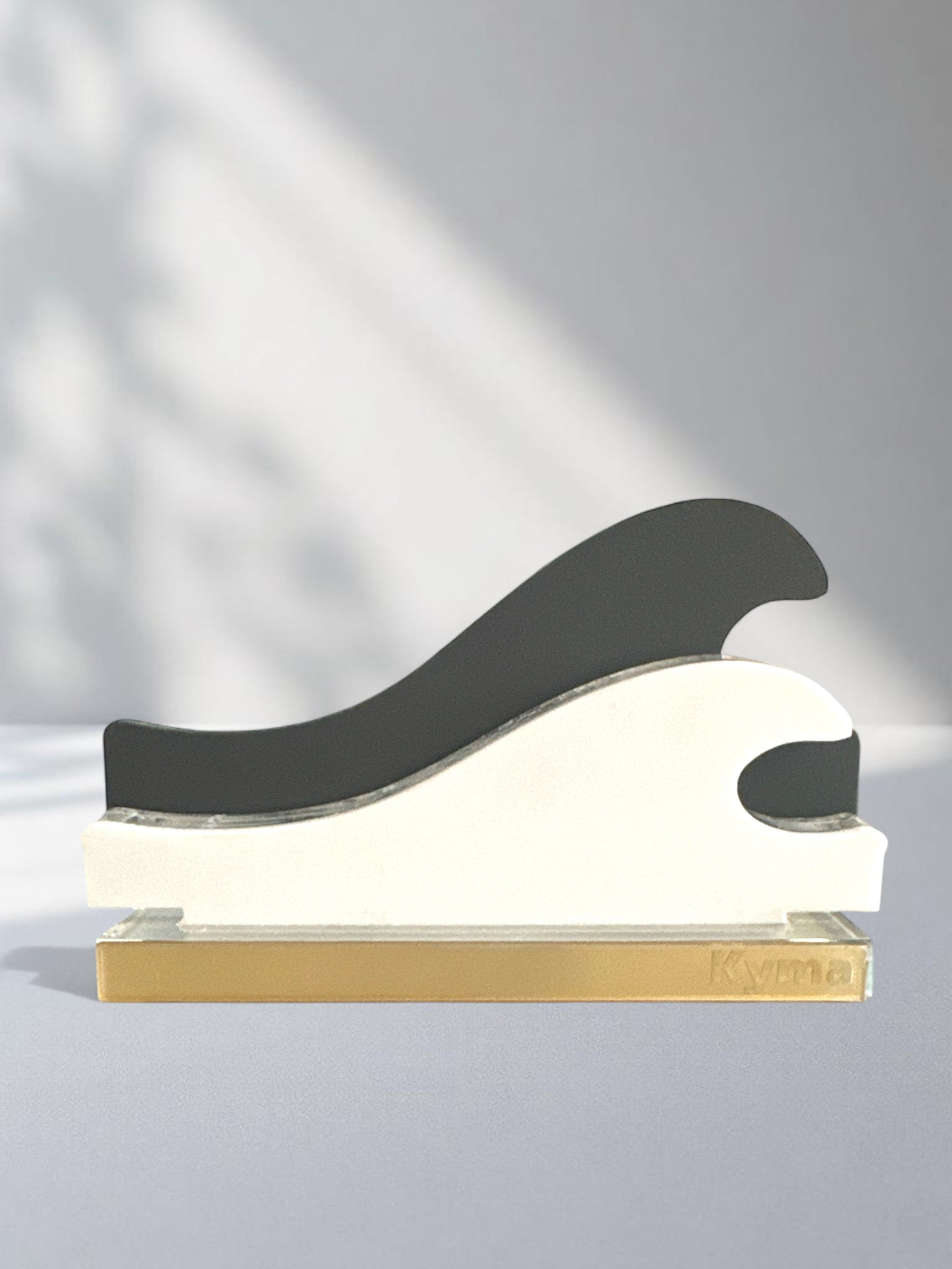 Σύγχρονο γούρι κύμα από layered plexiglass σε λευκό, διάφανο και γκρι – design αντικείμενο με χρυσή βάση