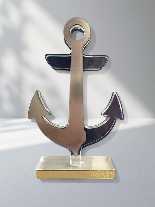 Γούρι plexiglass σε σχήμα άγκυρας από brushed ασημί καθρέφτη με διάφανη και χρυσή βάση – design αντικείμενο για εταιρική χρήση