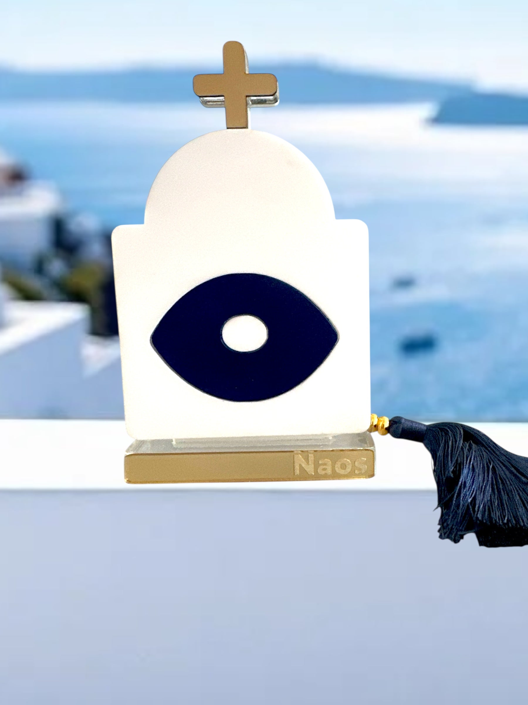 Γούρι plexiglass σε σχήμα ναού με navy μάτι, χρυσό σταυρό και μπλε φούντα – design αντικείμενο ελληνικής έμπνευσης