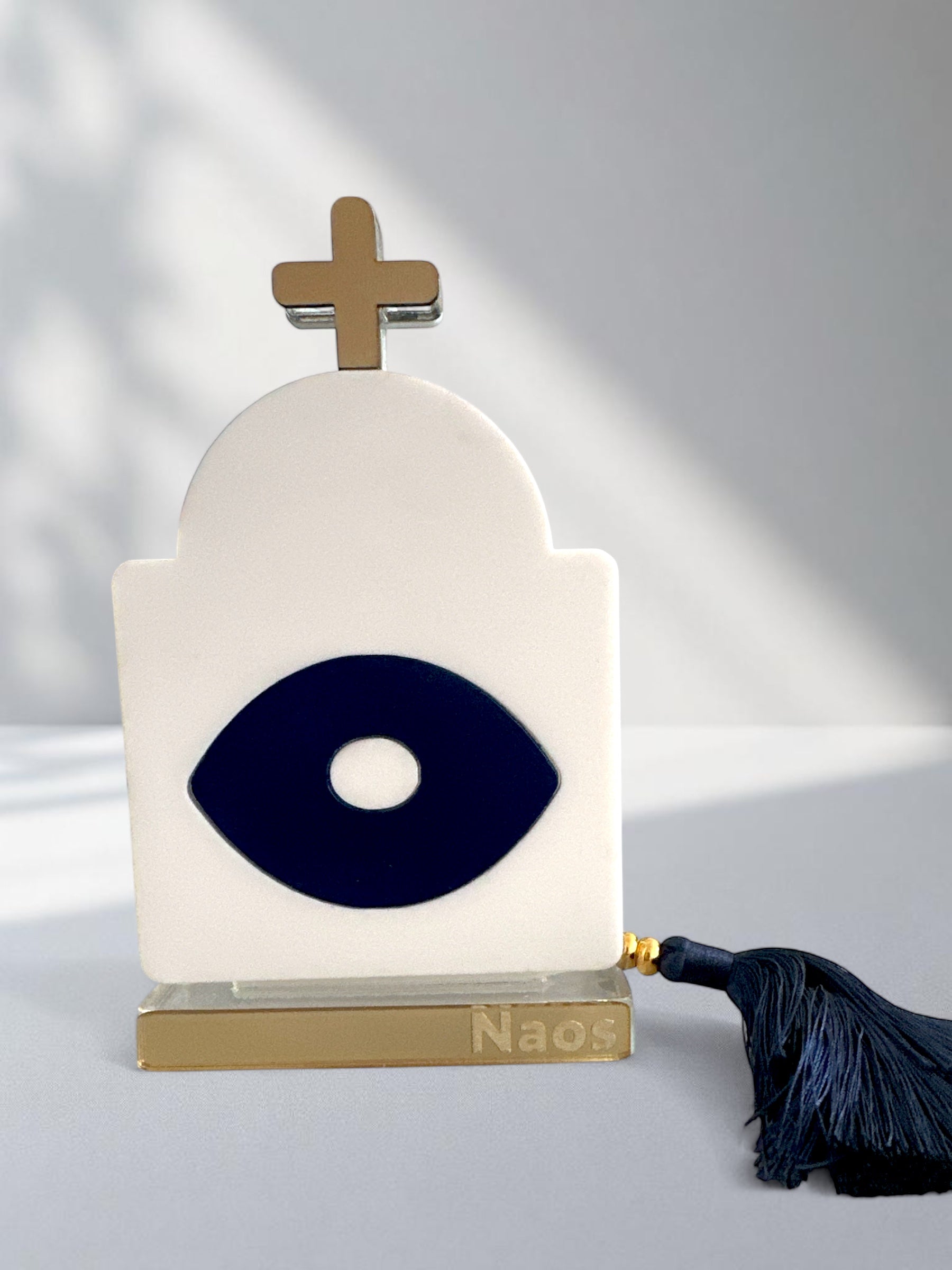 Γούρι plexiglass σε σχήμα ναού με navy μάτι, χρυσό σταυρό και μπλε φούντα – design αντικείμενο ελληνικής έμπνευσης