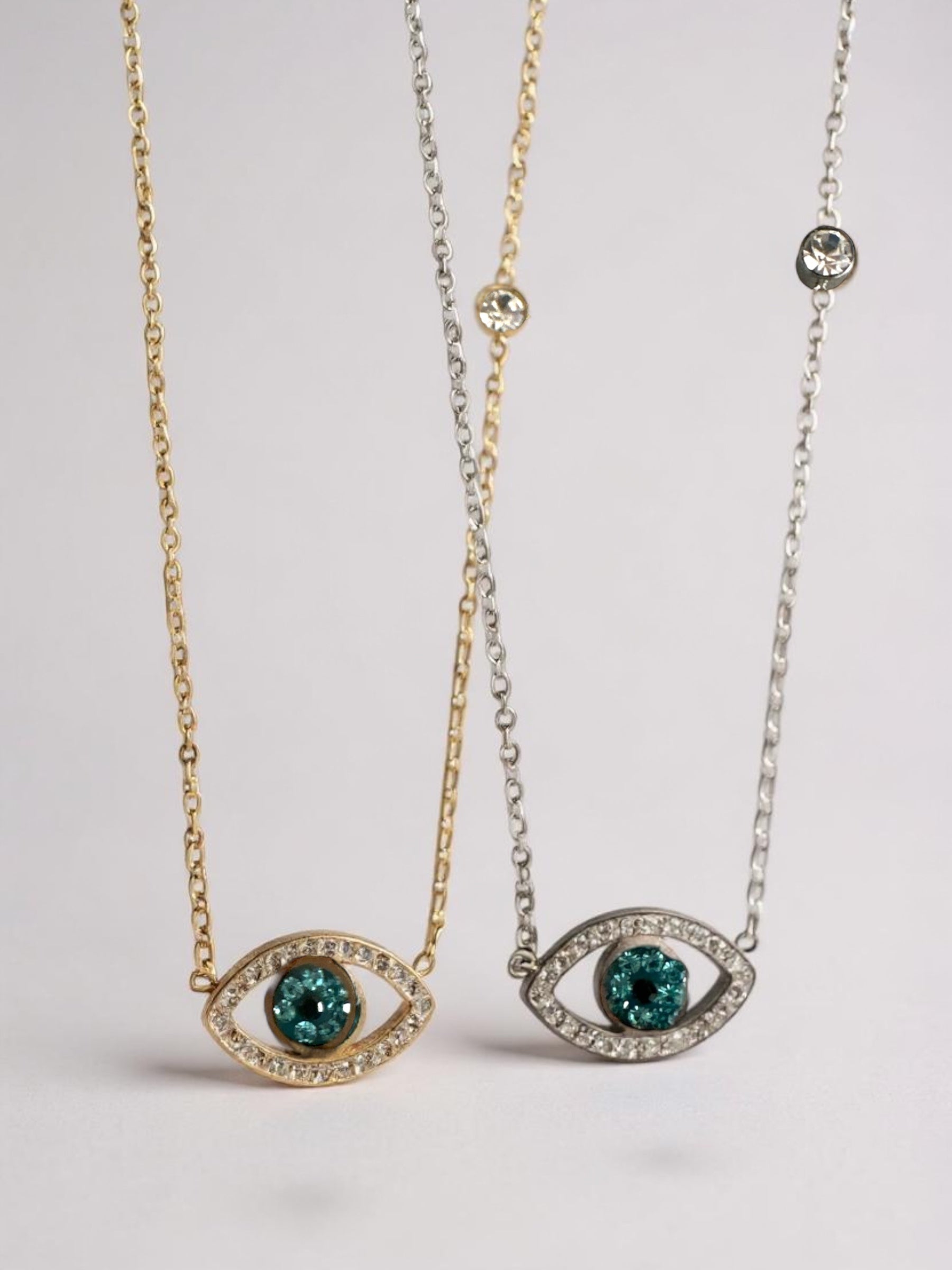 Ατσάλινα κολιέ με σχέδιο ματιού σε χρυσό και ασημί, διακοσμημένα με πράσινο κρύσταλλο και στρας
