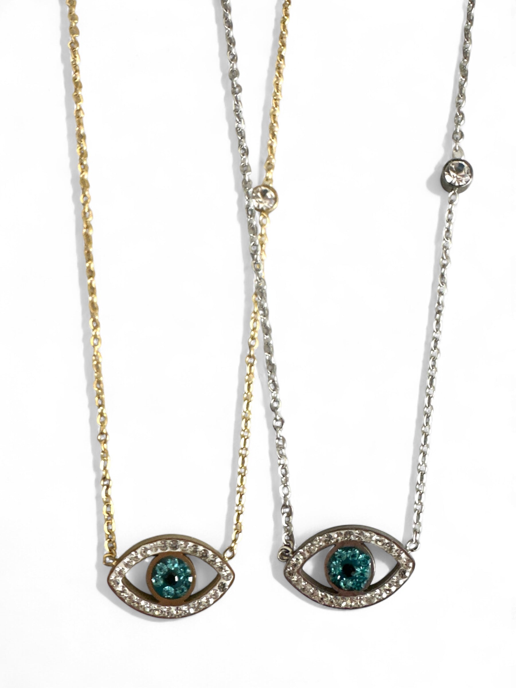 Ατσάλινα κολιέ με σχέδιο ματιού σε χρυσό και ασημί, διακοσμημένα με πράσινο κρύσταλλο και στρας