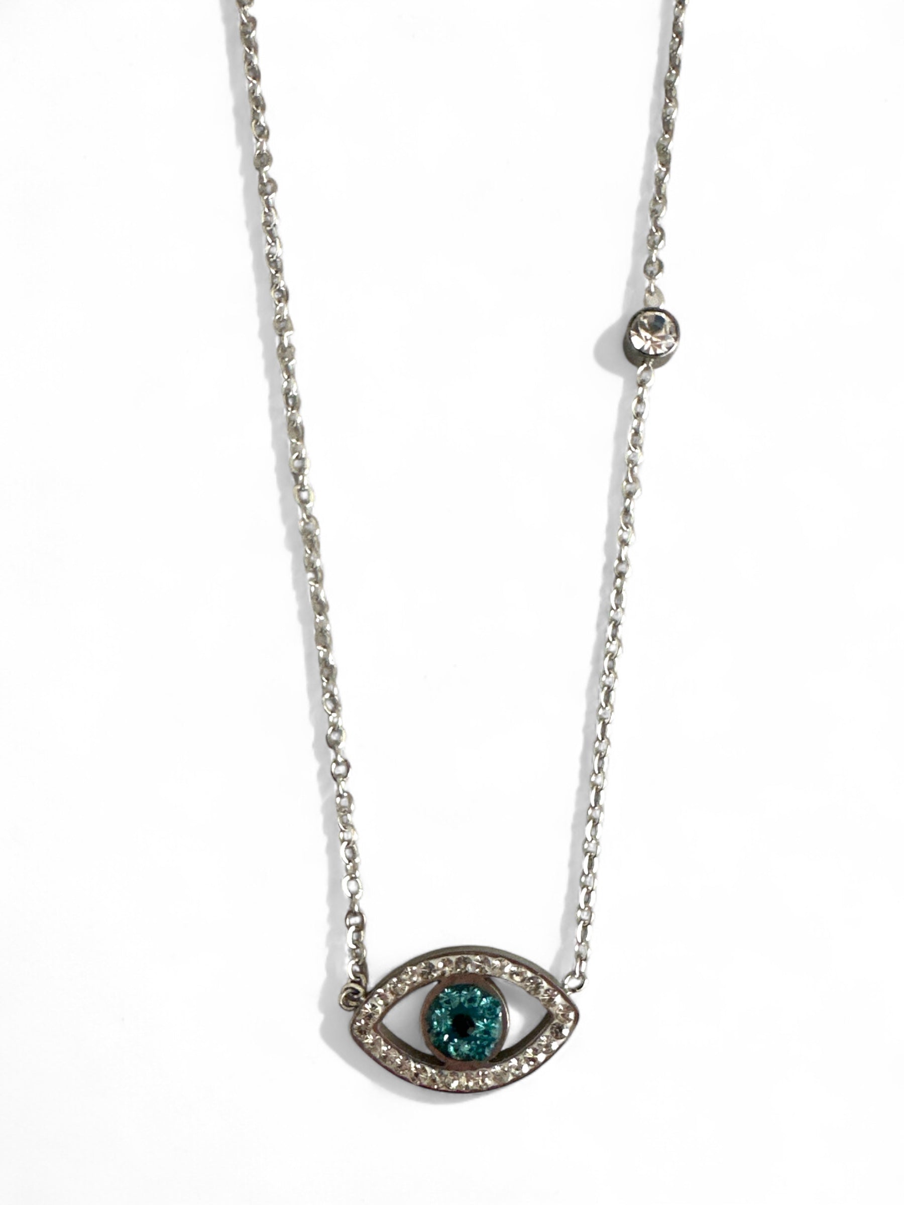 Ατσάλινα κολιέ με σχέδιο ματιού σε ασημί, διακοσμημένα με πράσινο κρύσταλλο και στρας