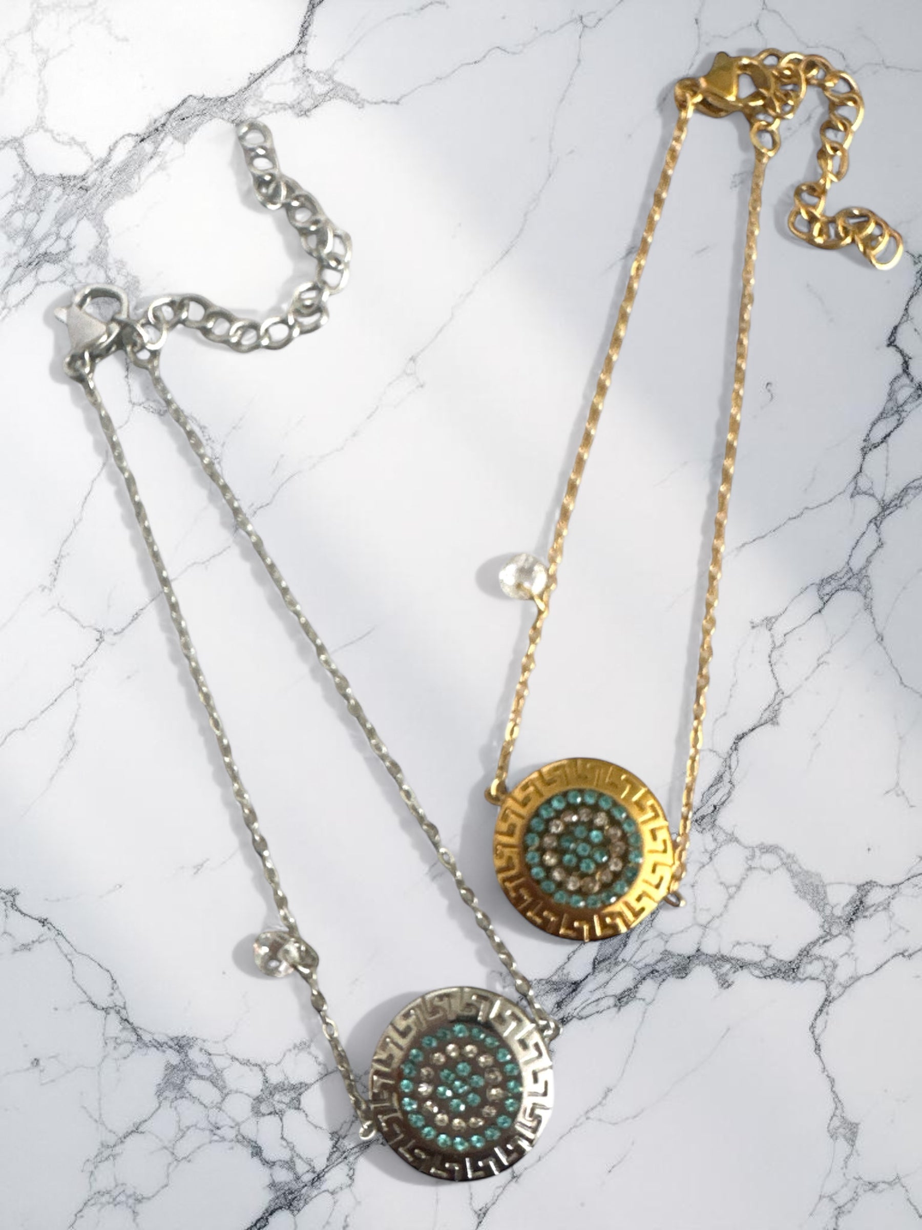 Ατσάλινα βραχιόλια με μοτίβο μαίανδρου και στρας σε χρυσό και ασημί χρώμα