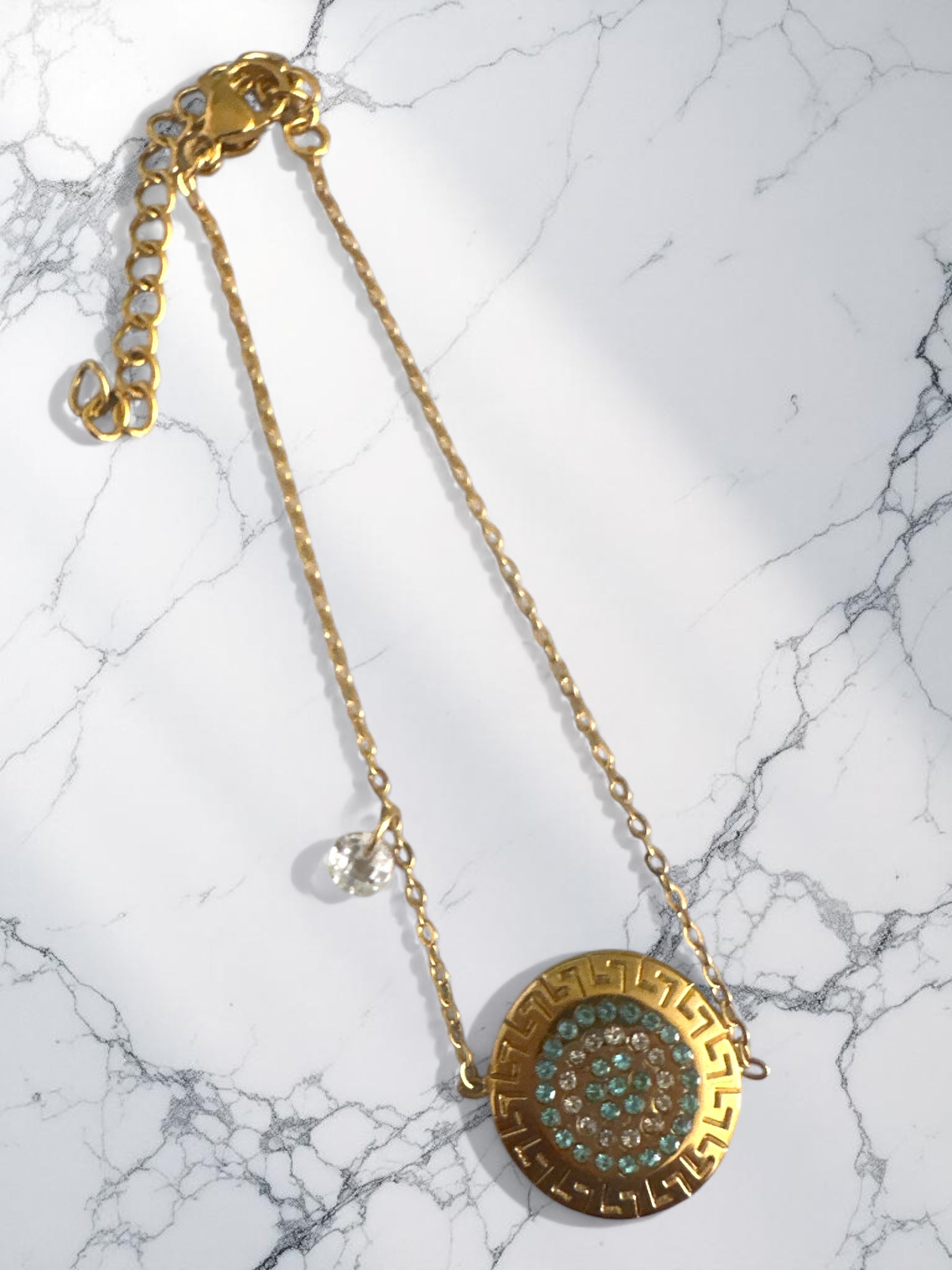 Ατσάλινα βραχιόλια με μοτίβο μαίανδρου και στρας σε χρυσό χρώμα