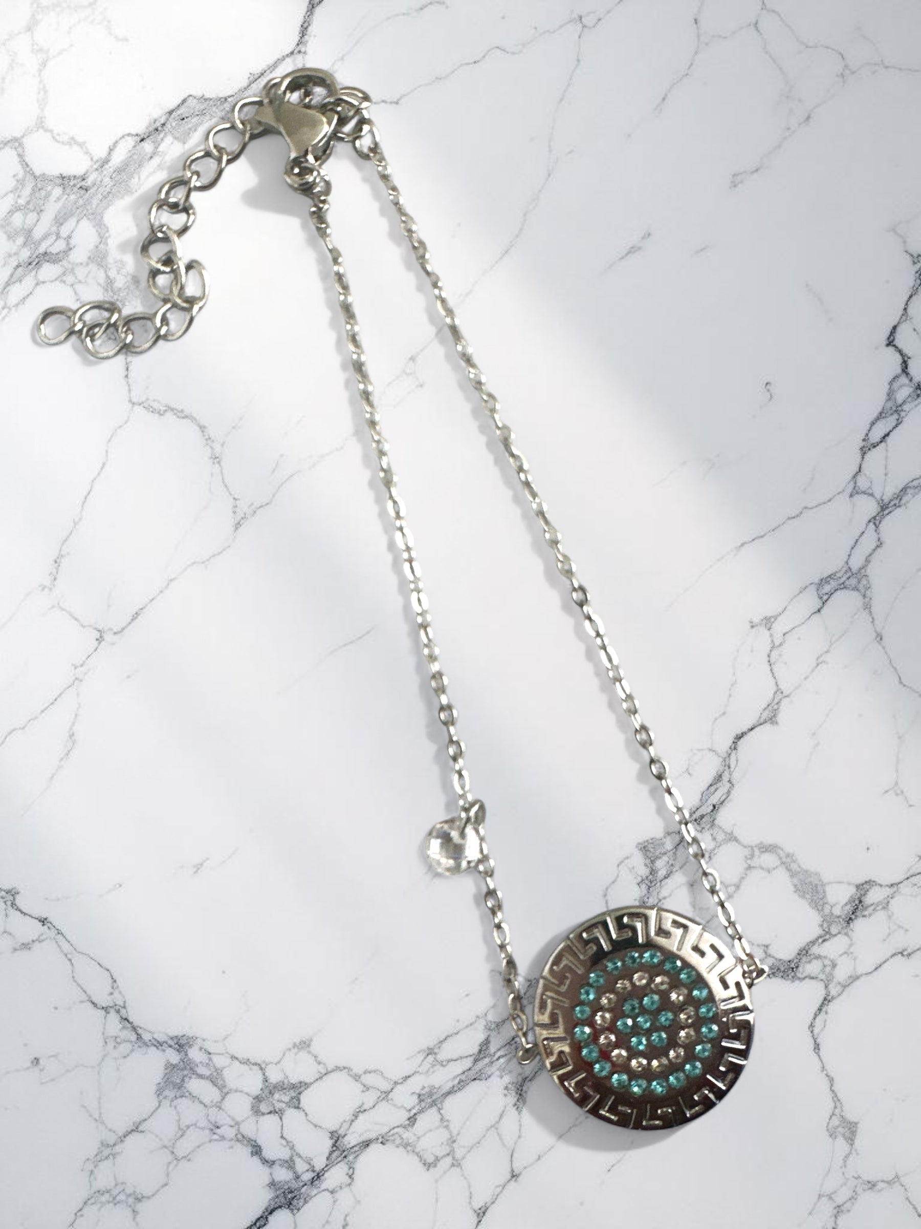 Ατσάλινα βραχιόλια με μοτίβο μαίανδρου και στρας σεασημί χρώμα