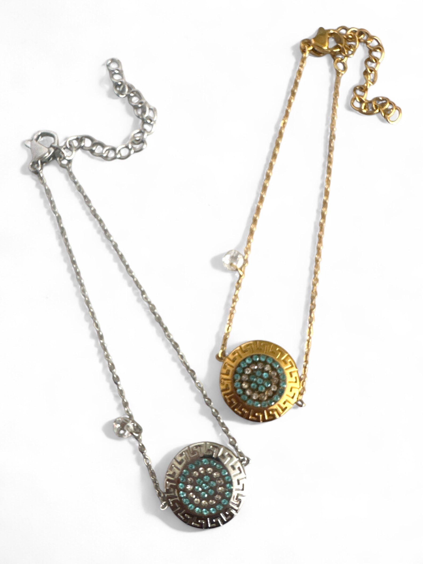 Ατσάλινα βραχιόλια με μοτίβο μαίανδρου και στρας σε χρυσό και ασημί χρώμα