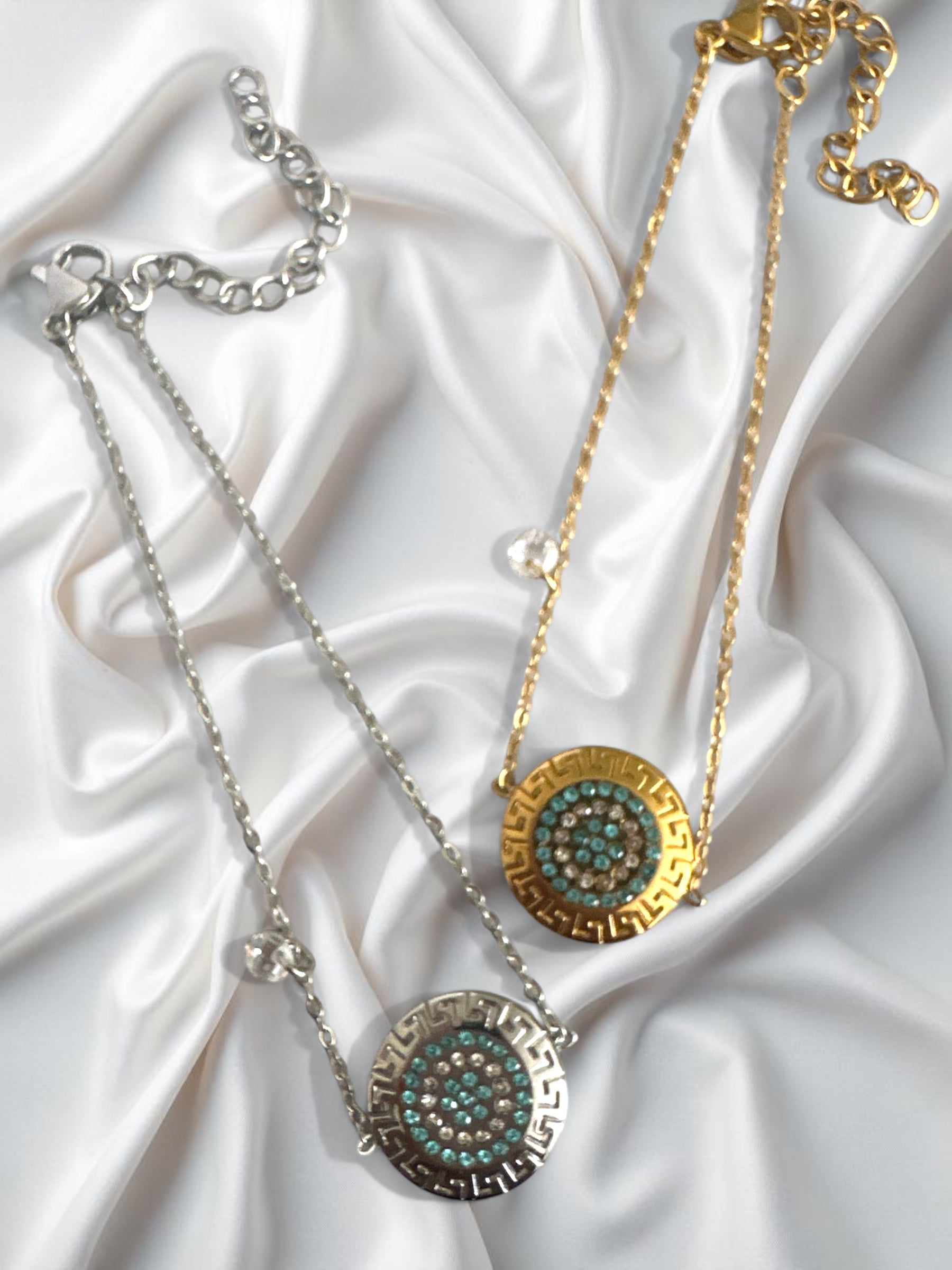 Ατσάλινα βραχιόλια με μοτίβο μαίανδρου και στρας σε χρυσό και ασημί χρώμα