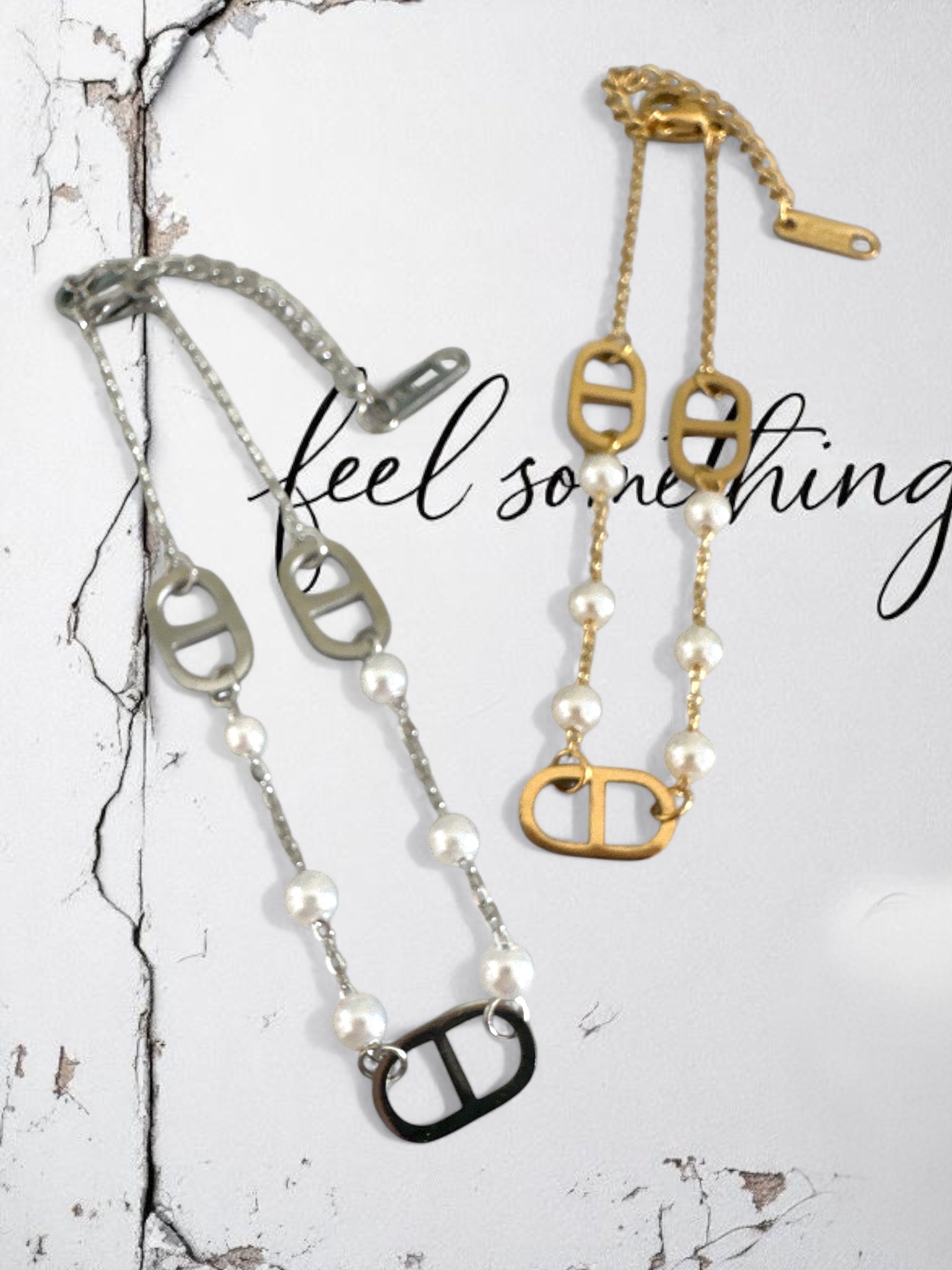 Δύο ατσάλινα βραχιόλια σε χρυσό και ασημί, με λευκές πέρλες και D-link στοιχείο, σε girly minimal ύφος.