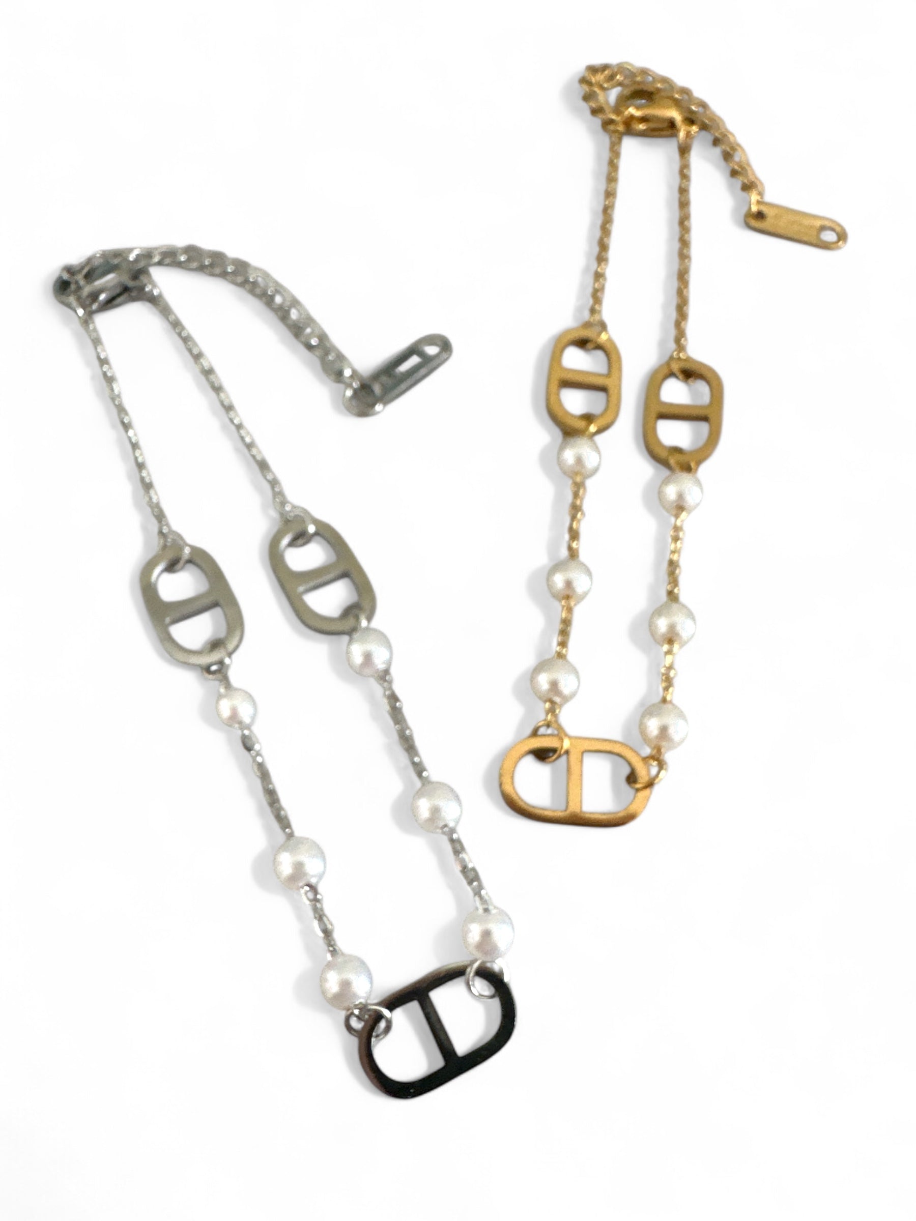 Δύο ατσάλινα βραχιόλια σε χρυσό και ασημί, με λευκές πέρλες και D-link στοιχείο, σε girly minimal ύφος.