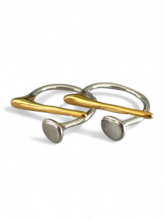 Ανοιχτό δαχτυλίδι από ανοξείδωτο ατσάλι σε διχρωμία χρυσού & ασημί με αφαιρετικό, minimal design.