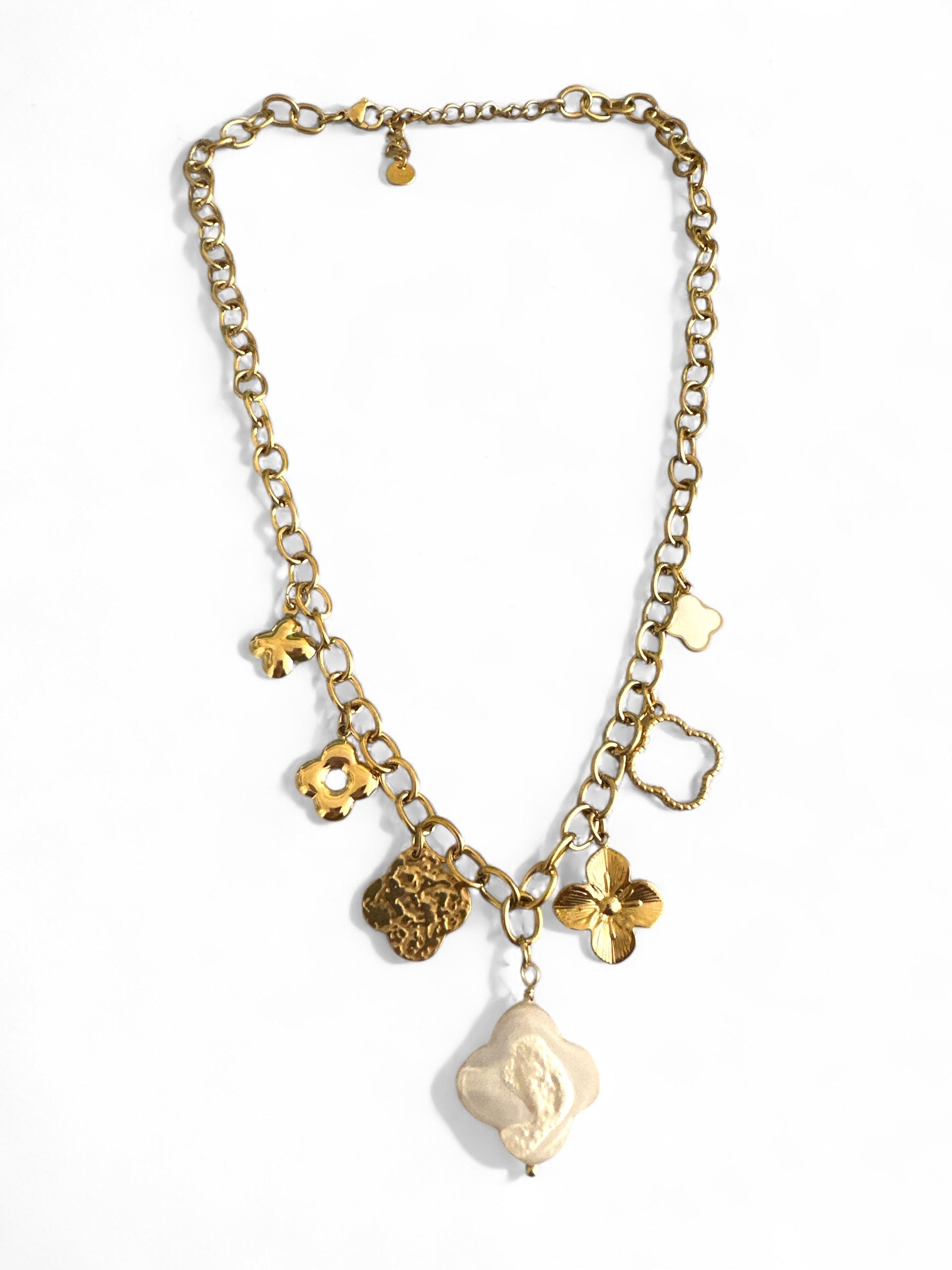 Ατσάλινο χρυσό κολιέ με charms σε σχήματα σταυρού, λουλουδιών και κεντρικό στοιχείο πέρλας με ανάγλυκη φιγούρα - So Cute by Dimi